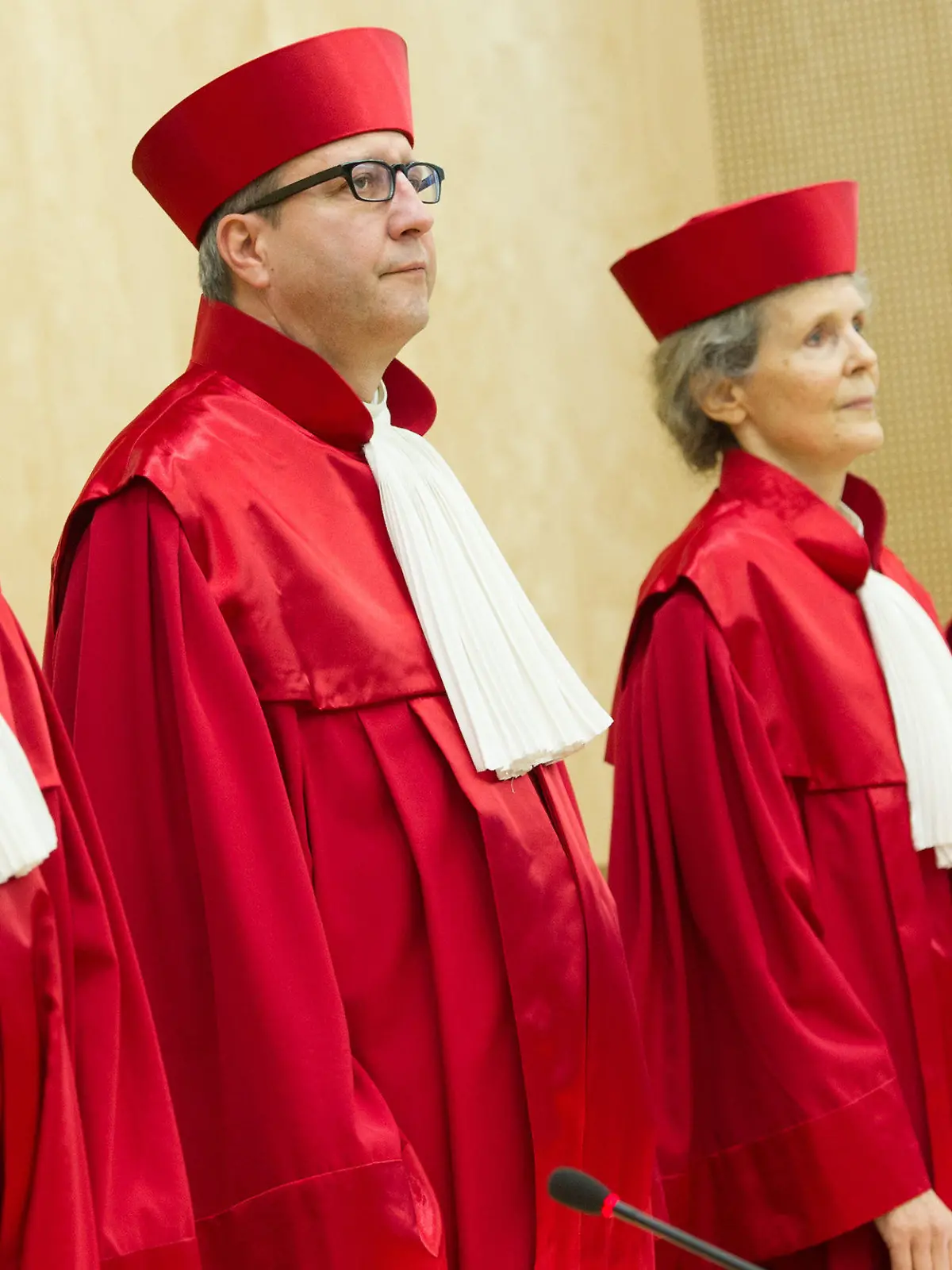 ARCHIV - Der Zweite Senat des Bundesverfassungsgerichts - Michael Gerhardt (l-r) , der Vorsitzende Andreas Voßkuhle, Gertrude Lübbe-Wolff, Peter Huber und Peter Müller - stehen am 18.12.2013 in Karlsruhe (Baden-Württemberg) im Sitzungssaal des Bundesverfassungsgerichts. Das Bundesverfassungsgericht verkündet am 26.02.2014 sein Urteil über die Zulässigkeit der Drei-Prozent-Hürde für die Europawahl. Foto: Uwe Anspach/dpa +++(c) dpa - Bildfunk+++ +++(c) dpa - Bildfunk+++