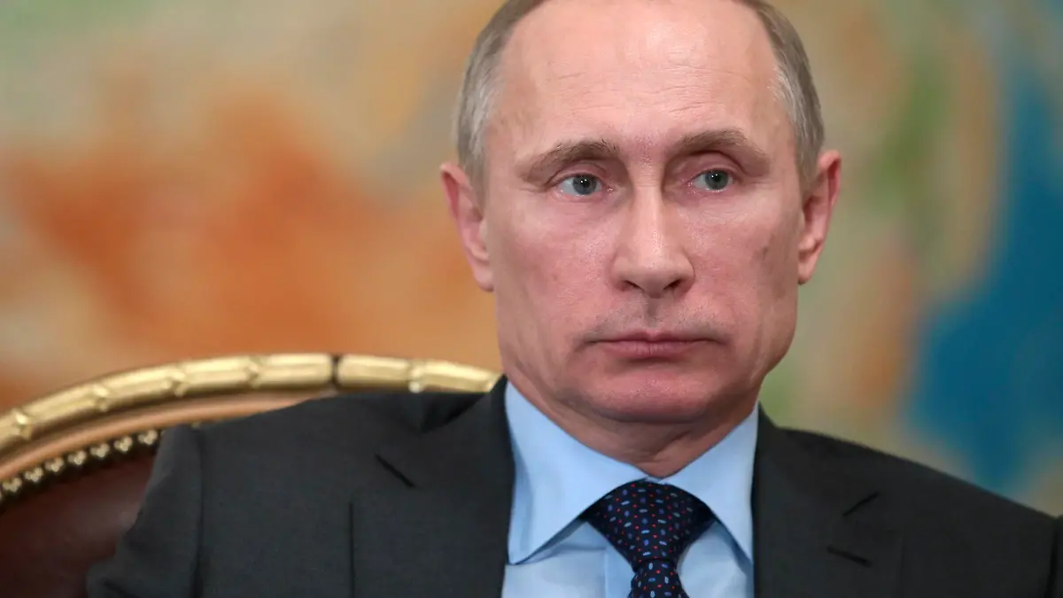 Russia's President Vladimir Putin attends a meeting with Fyodor Andreev, President of Alrosa diamond mining company, at the Novo-Ogaryovo residence outside Moscow, February 26, 2014. REUTERS/Mihail Metzel/RIA Novosti/Kremlin (RUSSIA - Tags: BUSINESS POLITICS) ATTENTION EDITORS - THIS IMAGE HAS BEEN SUPPLIED BY A THIRD PARTY. IT IS DISTRIBUTED, EXACTLY AS RECEIVED BY REUTERS, AS A SERVICE TO CLIENTS
