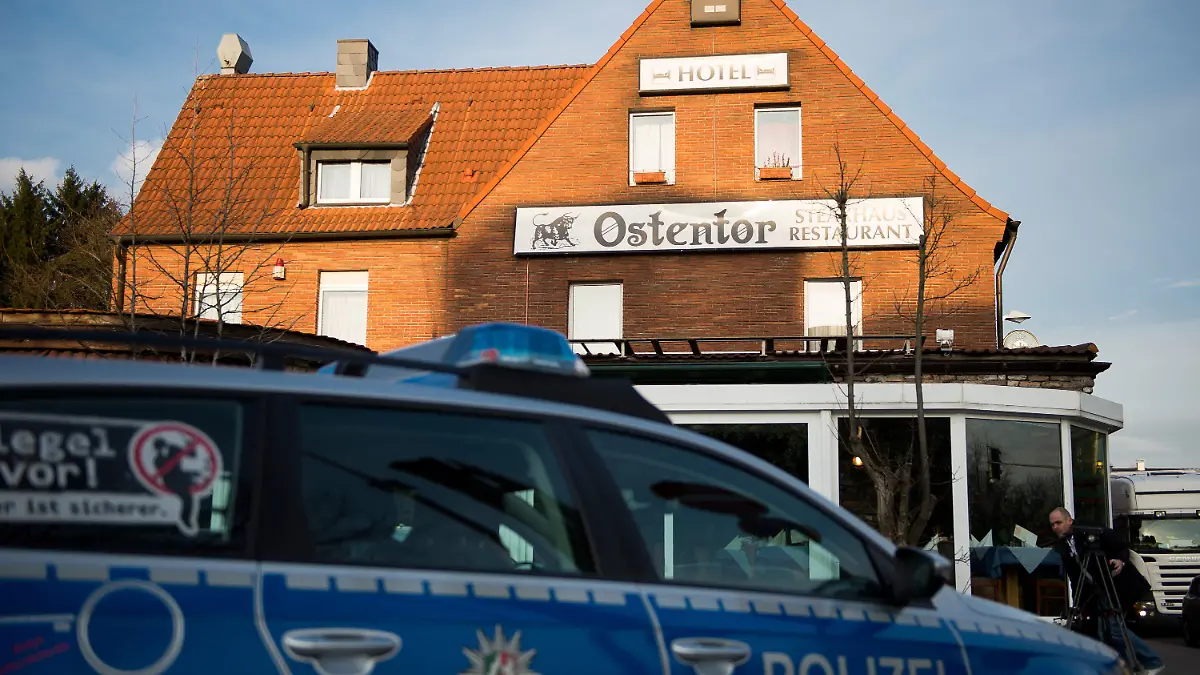 Das Hotel in Schwerte (Nordrhein-Westfalen), in dem die Polizei am 26.02.2014 ein Verbrecher-Duo festgenommen hat. Die Polizei hat das gefährliche Verbrecherpaar aus den Niederlanden gefasst. Der 25-jährige Mann und die 19-jährige Frau seien am Mittwoch in einem Hotel festgenommen worden, sagte ein Sprecher der Polizei in Münster. Die beiden hätten keinen Widerstand geleistet. Man sei dem Paar nach mehreren Hinweisen aus der Bevölkerung auf die Spur gekommen. Der Mann und die Frau wurden wegen schwerer Körperverletzung und Geiselnahme gesucht. Foto: Marcus Simaitis/dpa +++(c) dpa - Bildfunk+++