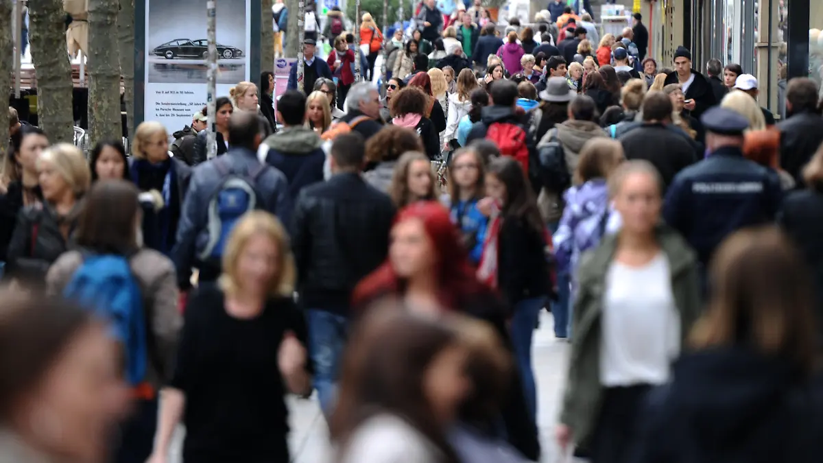 Passanten gehen am 29.05.2013 in Stuttgart (Baden-Württemberg) durch die Königstraße. Am 31.05.2013 gibt das statistische Landesamt erste Ergebnisse zum Zensus 2011 bekannt. Foto Daniel Bockwoldt/dpa +++(c) dpa - Bildfunk+++