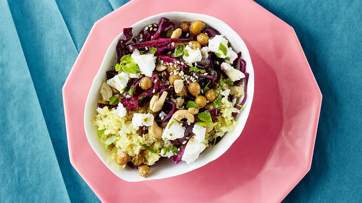 Hirse-Bowl mit Rotkohl, Feta & Sesam-Limetten-Dressing - Brigitte-Balance-Rezept