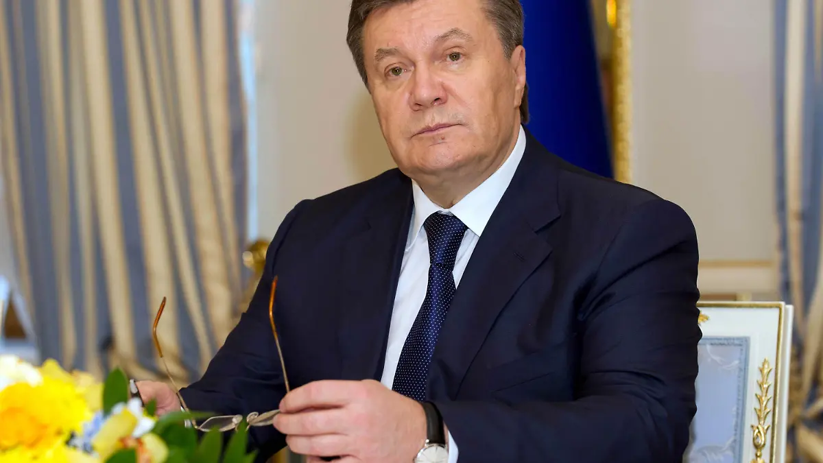 ARCHIV - Der ukrainische Staatspräsident Viktor Janukowitsch sitzt am 21.02.2014 nach der Unterzeichnung einer Vereinbarung zur Krisenlösung an ein Tisch im Präsidentenpalast in Kiew (Ukraine). Foto: Tim Brakemeier/dpa (zu dpa «Ukrainisches Parlament erklärt Janukowitsch für abgesetzt» vom 22.02.2014) +++(c) dpa - Bildfunk+++