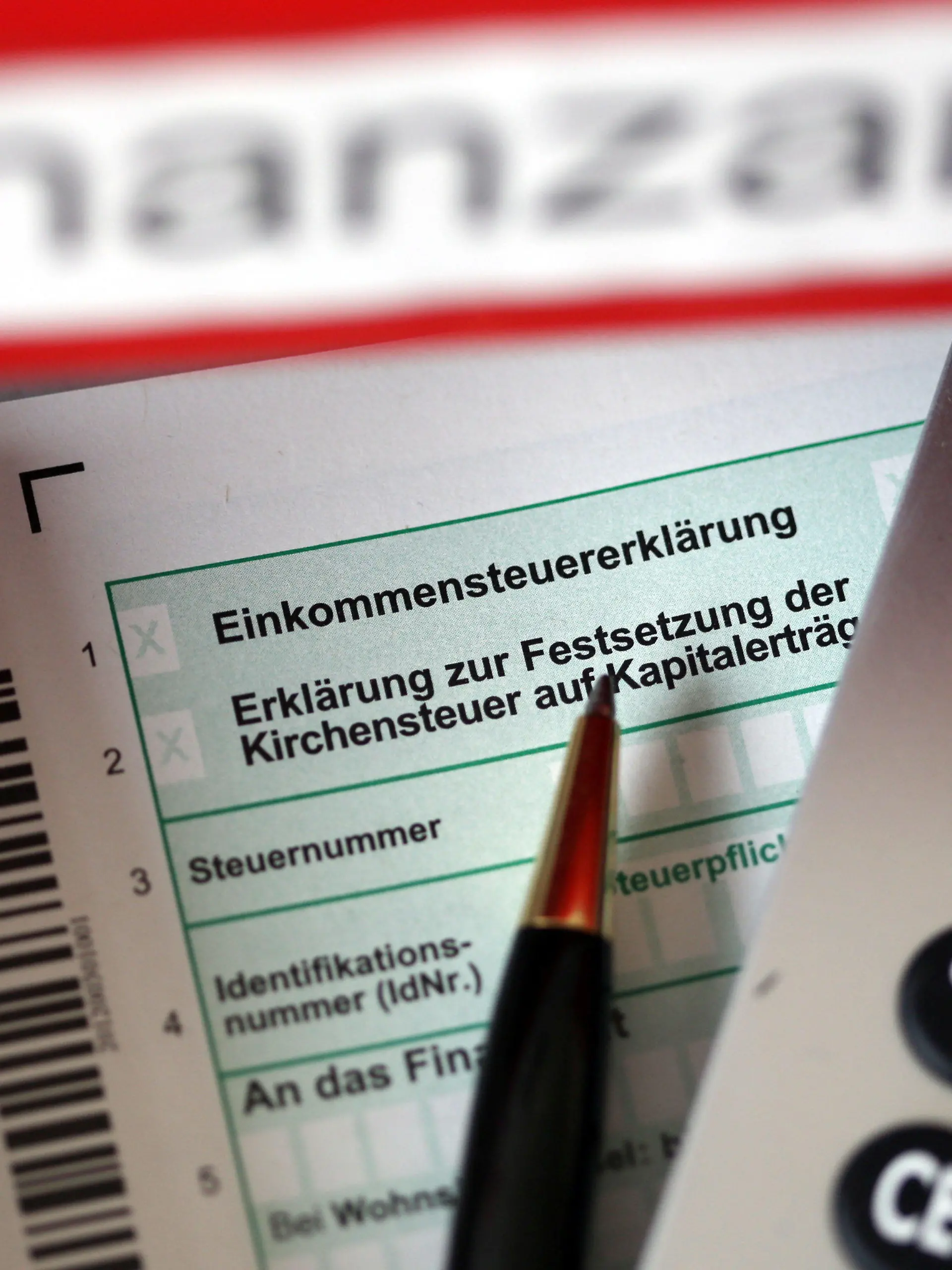 ARCHIV - ILLUSTRATION - Auf einem Vordruck für Einkommnssteuererklärung liegt am 20.11.2013 in Köln (Nordrhein-Westfalen) vor dem Aktenordner Finanzamt ein Stift und eine Brille. Am Dienstag erläutert NRW-Finanzminister Walter-Borjans (SPD) auf einer Pressekonferenz das Thema  «Klartext imSteuerbescheid».  Foto: Oliver Berg/dpa +++(c) dpa - Bildfunk+++