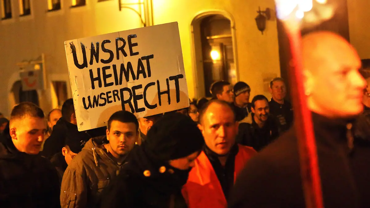 Bürger der Stadt, rechte Sympathisanten und NPD-Mitglieder gehen am 02.11.2013 während einer Protestveranstaltung gegen ein Heim für Asylbewerber durch Schneeberg im Erzgebirge (Sachsen). Mehrere hundert Menschen protestierten gegen diese fremdenfeindliche Aktion. Foto: Jan Woitas/dpa +++(c) dpa - Bildfunk+++