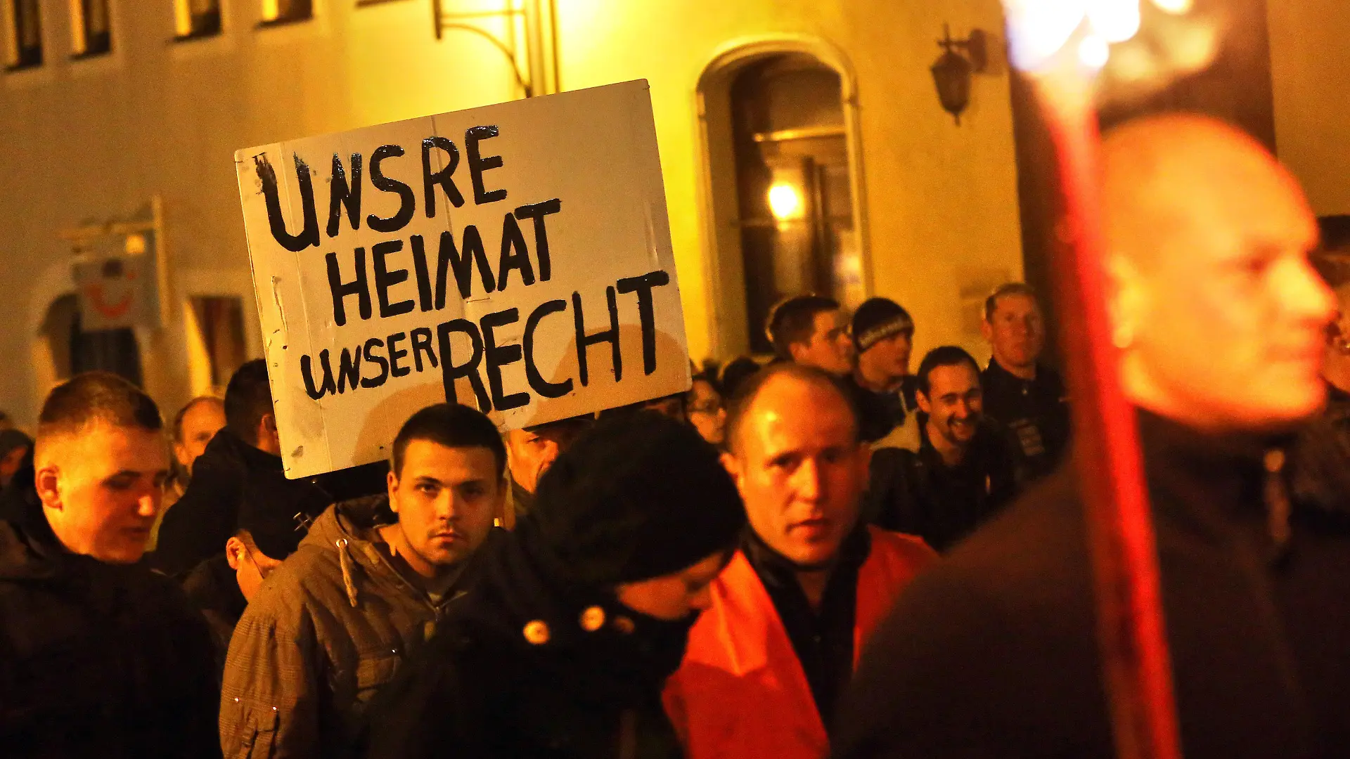 Bürger der Stadt, rechte Sympathisanten und NPD-Mitglieder gehen am 02.11.2013 während einer Protestveranstaltung gegen ein Heim für Asylbewerber durch Schneeberg im Erzgebirge (Sachsen). Mehrere hundert Menschen protestierten gegen diese fremdenfeindliche Aktion. Foto: Jan Woitas/dpa +++(c) dpa - Bildfunk+++