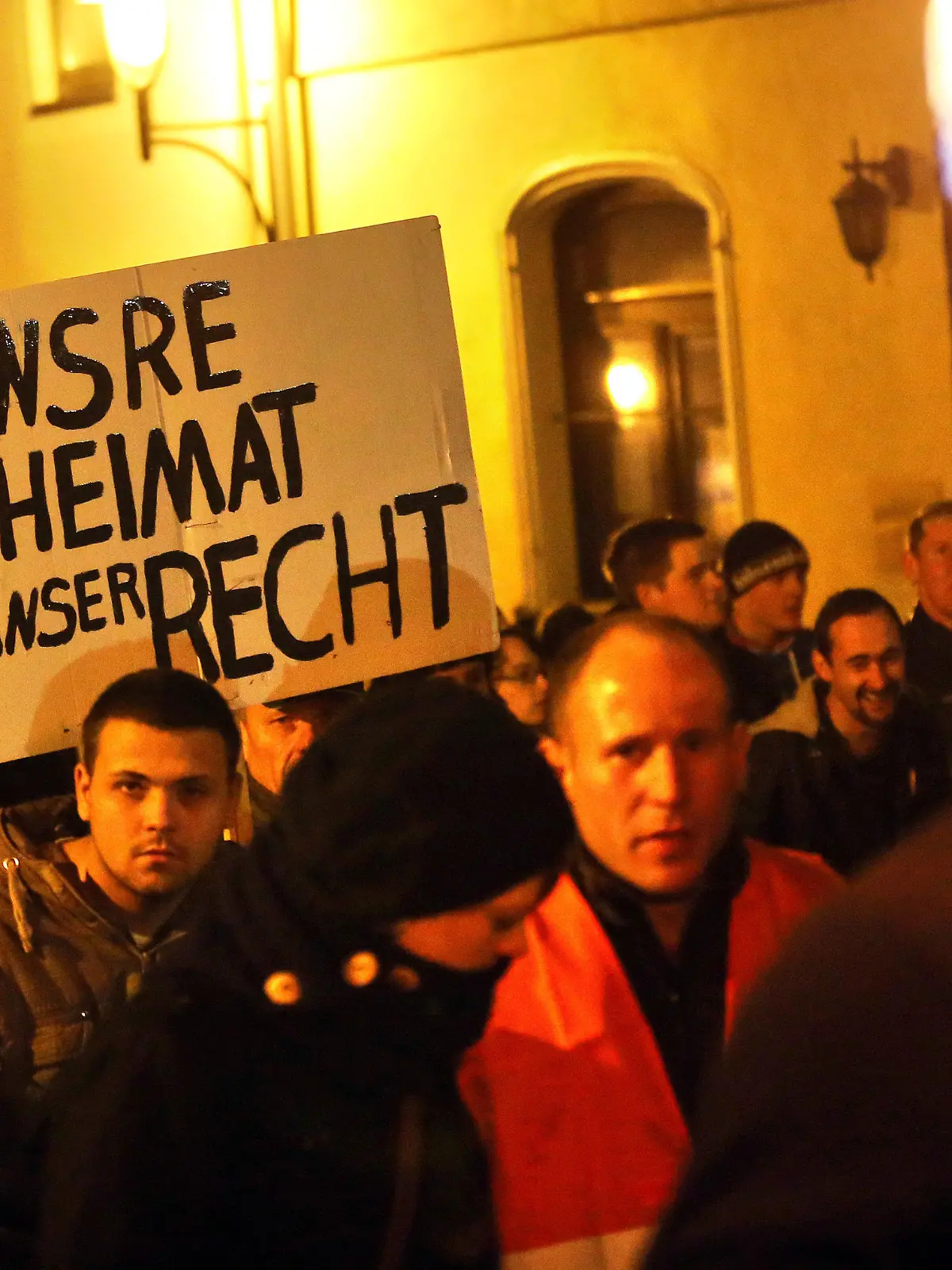 Bürger der Stadt, rechte Sympathisanten und NPD-Mitglieder gehen am 02.11.2013 während einer Protestveranstaltung gegen ein Heim für Asylbewerber durch Schneeberg im Erzgebirge (Sachsen). Mehrere hundert Menschen protestierten gegen diese fremdenfeindliche Aktion. Foto: Jan Woitas/dpa +++(c) dpa - Bildfunk+++