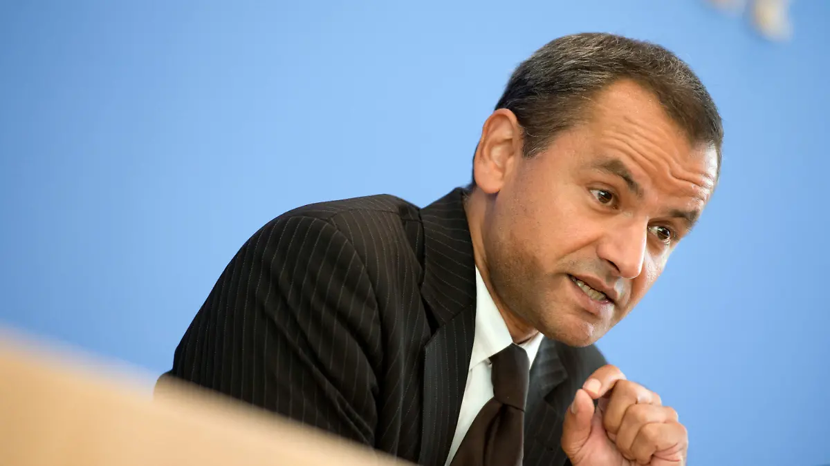 ARCHIV - Über den Abschlussbericht des NSU-Untersuchungsausschusses spricht Sebastian Edathy (SPD), Vorsitzender des Ausschusses am 22.08.2013 in der Bundespressekonferenz in Berlin. Foto: Rainer Jensen/dpa (zu dpa "Bundestag sucht Edathys Diplomatenpass" vom 21.02.2014) +++(c) dpa - Bildfunk+++