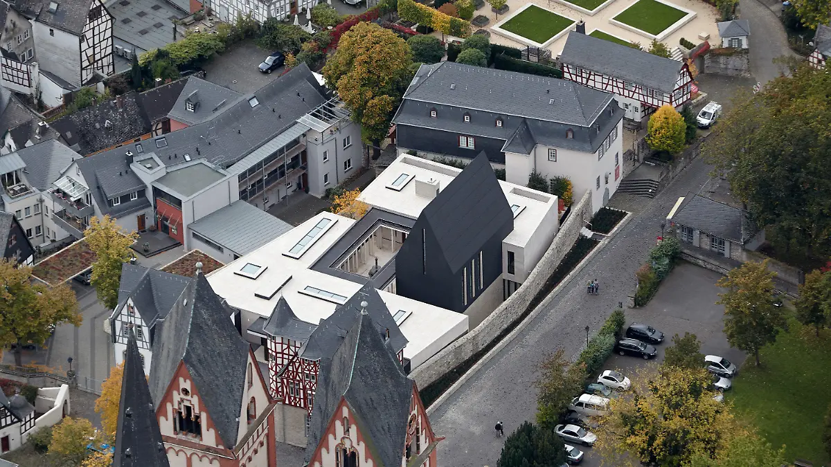 ARCHIV - Das Luftbild vom 09.10.2013 zeigt den Neubau des Bischofssitzes des Limburger Bischofs unmittelbar vor dem Dom von Limburg (Hessen). Der beurlaubte Limburger Bischof Tebartz-van Elst soll einem Medienbericht zufolge Stiftungsgelder in Millionenhöhe für den Bau seines Bischofssitzes zweckentfremdet haben. Das geht nach Informationen der «Süddeutschen Zeitung» (Montag 17.02.2014) aus dem mit Spannung erwarteten Abschlussbericht der kirchlichen Untersuchungskommission hervor. Danach hätten Tebartz-van Elst und sein Generalvikar Kaspar Rechnungen für den Bau mit Stiftungsgeld des St. Georgswerkes bezahlt, das für arme, kinderreiche Familien bestimmt sei. Foto: Thomas Frey/dpa +++(c) dpa - Bildfunk+++