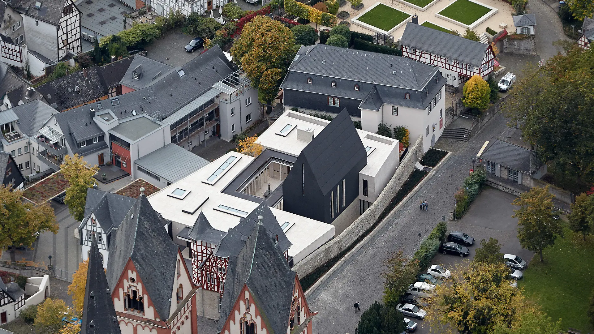 ARCHIV - Das Luftbild vom 09.10.2013 zeigt den Neubau des Bischofssitzes des Limburger Bischofs unmittelbar vor dem Dom von Limburg (Hessen). Der beurlaubte Limburger Bischof Tebartz-van Elst soll einem Medienbericht zufolge Stiftungsgelder in Millionenhöhe für den Bau seines Bischofssitzes zweckentfremdet haben. Das geht nach Informationen der «Süddeutschen Zeitung» (Montag 17.02.2014) aus dem mit Spannung erwarteten Abschlussbericht der kirchlichen Untersuchungskommission hervor. Danach hätten Tebartz-van Elst und sein Generalvikar Kaspar Rechnungen für den Bau mit Stiftungsgeld des St. Georgswerkes bezahlt, das für arme, kinderreiche Familien bestimmt sei. Foto: Thomas Frey/dpa +++(c) dpa - Bildfunk+++