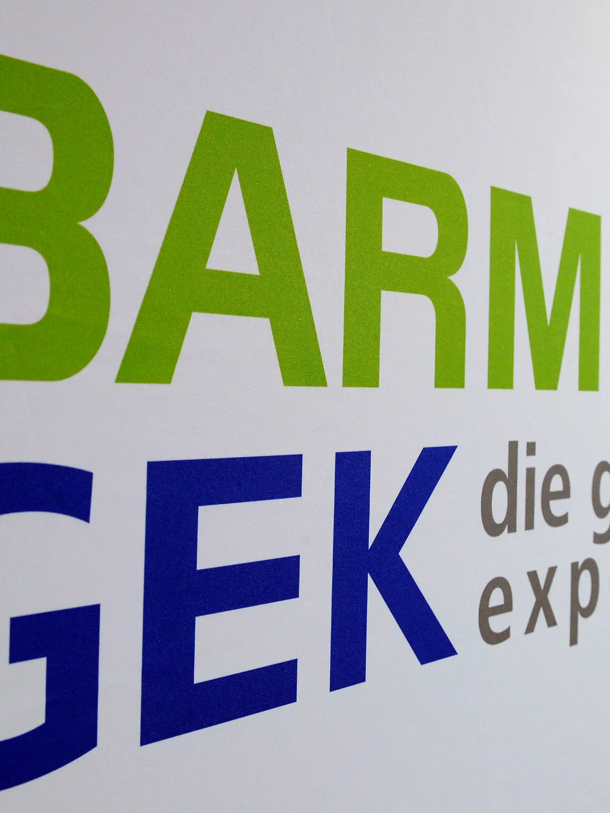 ARCHIV - Das Logo der Barmer GEK, aufgenommen am 06.01.2010 während einer Pressekonferenz in Berlin. Die Barmer streicht rund 3500 Stellen. Das teilte ein Unternehmenssprecher am Sonntag (22.02.2014) in Berlin mit und bestätigte damit einen Bericht der «Frankfurter Allgemeinen Zeitung» Montag 23.02.2014 und des Senders WDR.  Foto: Soeren Stache/dpa +++(c) dpa - Bildfunk+++