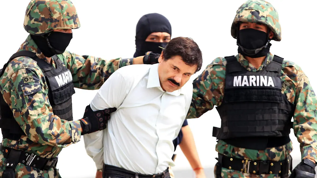 epaselect epa04096602 Mexican military hold Mexican drug lord Joaquin Guzman Loera, alias 'El Chapo' (C) at the Navy hangar in Mexico City, Mexico, 22 February 2014. The head of the Sinaloa drug cartel Joaquin 'El Chapo' Guzman was arrested on 22 February 2014 in Mazatlan in the Mexican state of Sinaloa. Reputed to be 'the most powerful drug trafficker in the world' by the United States, Guzman had been on the run for years. EPA/MARIO GUZMAN +++(c) dpa - Bildfunk+++