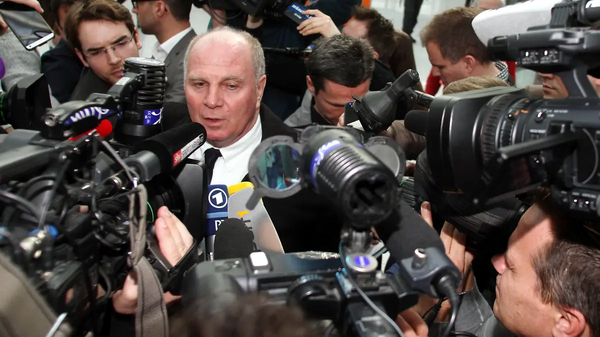 Präsident Uli Hoeneß (FC Bayern) gibt Interviews / Abflug des FC Bayern München zum CL-Achtelfinal-Hinspiel gegen Arsenal London / Fussball / UEFA Champions League / München Flughafen / 18.02.2014 /President Uli Hoeneß FC Bavaria gives Interviews Departure the FC Bavaria Munich to CL Round Leg against Arsenal London Football UEFA Champions League Munich Airport 18 02 2014