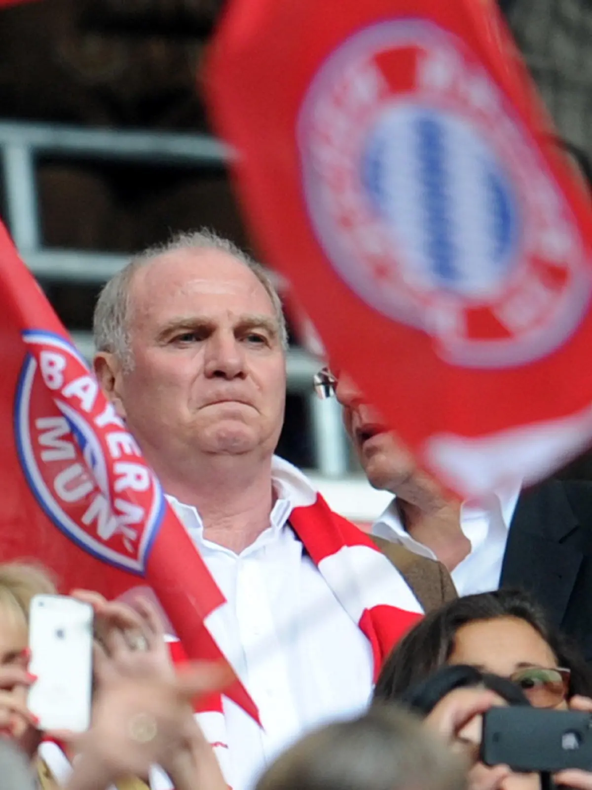 ARCHIV - Der Präsident des FC Bayern, Uli Hoeneß sitzt vor Spielbeginn am 11.05.2013 in München auf der Tribüne. Foto: Tobias Hase/dpa (zu dpa "Von Heynckes bis Totilas: Die Auf- und Absteiger 2013 im Sport") +++(c) dpa - Bildfunk+++