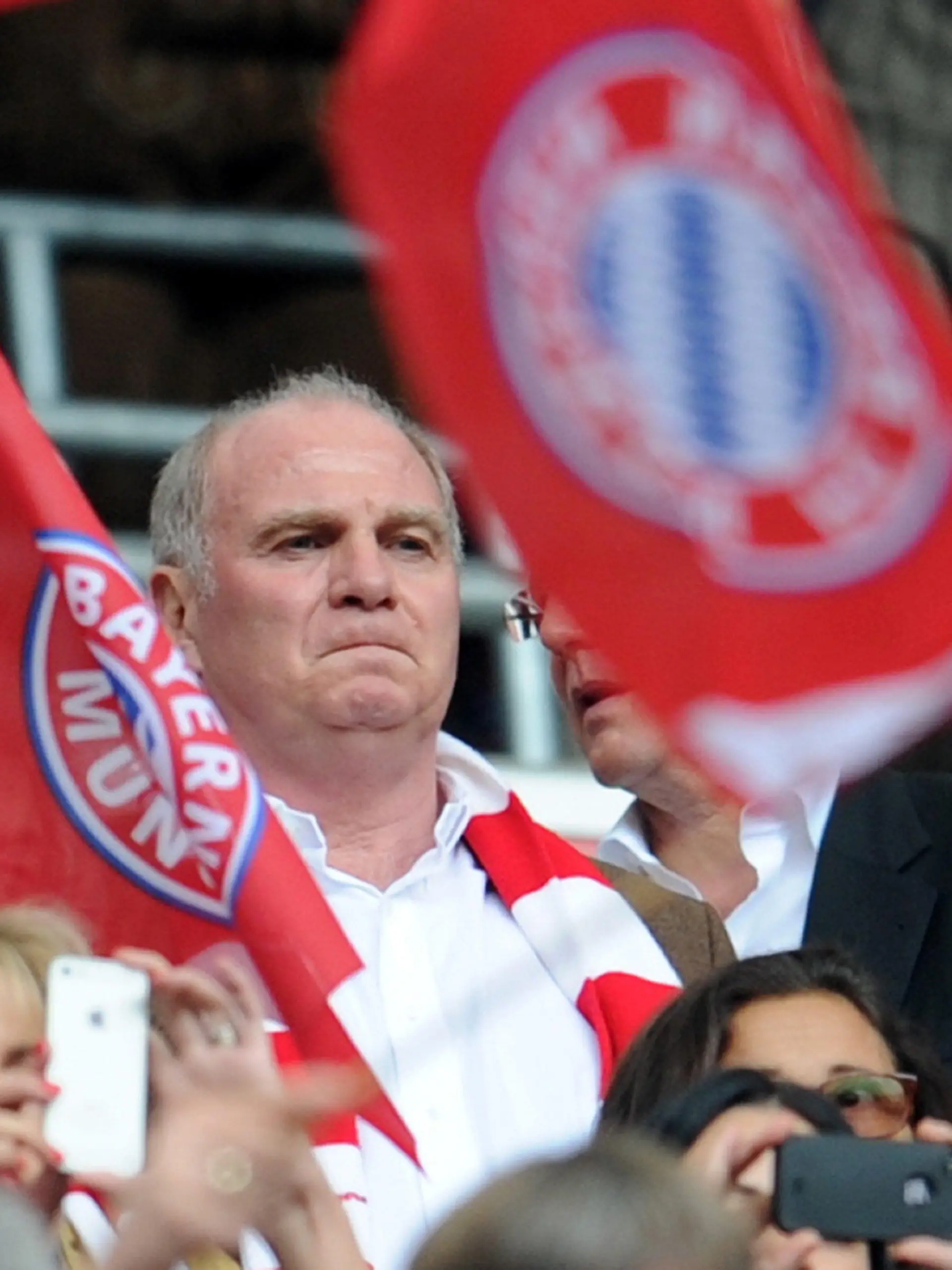 ARCHIV - Der Präsident des FC Bayern, Uli Hoeneß sitzt vor Spielbeginn am 11.05.2013 in München auf der Tribüne. Foto: Tobias Hase/dpa (zu dpa "Von Heynckes bis Totilas: Die Auf- und Absteiger 2013 im Sport") +++(c) dpa - Bildfunk+++
