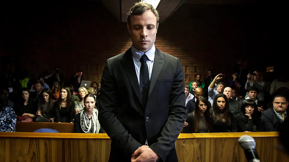 file - A file picture dated 19 August 2013 shows South African Paralympic athlete Oscar Pistorius (C) as he appears in the Pretoria Magistrates court in Pretoria, South Africa. Pistorius is due to stand trial from 03 March for the premeditated murder of his model girlfriend Reeva Steenkamp in February 2013. EPA/STR (zu dpa "Pistorius-Anwälte gegen TV-Übertragung des Prozesses" vom 20.02.2014) +++(c) dpa - Bildfunk+++
