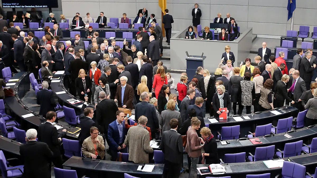 Die Parlamentarier stimmen am 21.02.2014 im Deutschen Bundestag in Berlin über das Abgeordnetengesetz und über die Abgeordnetenbestechung ab. Foto: Wolfgang Kumm/dpa +++(c) dpa - Bildfunk+++