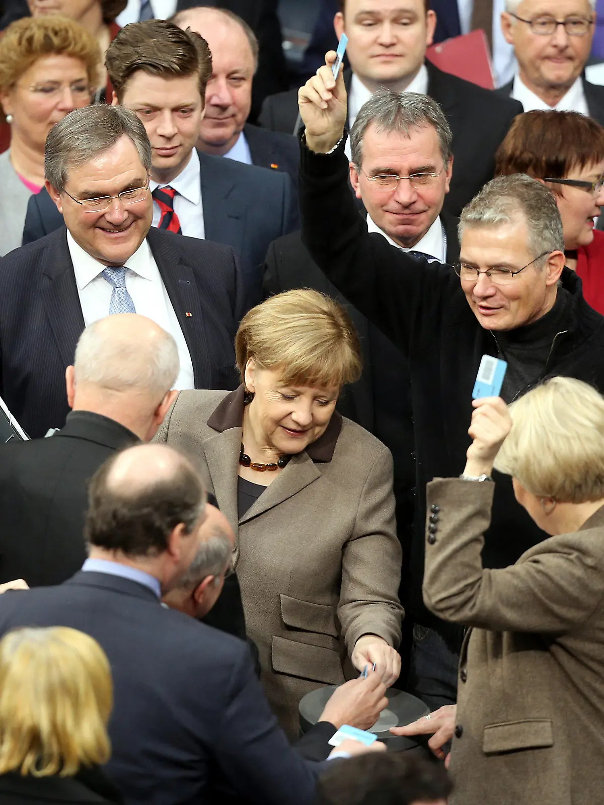 Bundeskanzlerin Angela Merkel (CDU, M) und die Parlamentarier stimmen am 21.02.2014 im Deutschen Bundestag in Berlin über das Abgeordnetengesetz ab, das die Diäten und Strafen bei Bestechung und Bestechlichkeit der Parlamentarier regelt. Foto: Wolfgang Kumm/dpa +++(c) dpa - Bildfunk+++