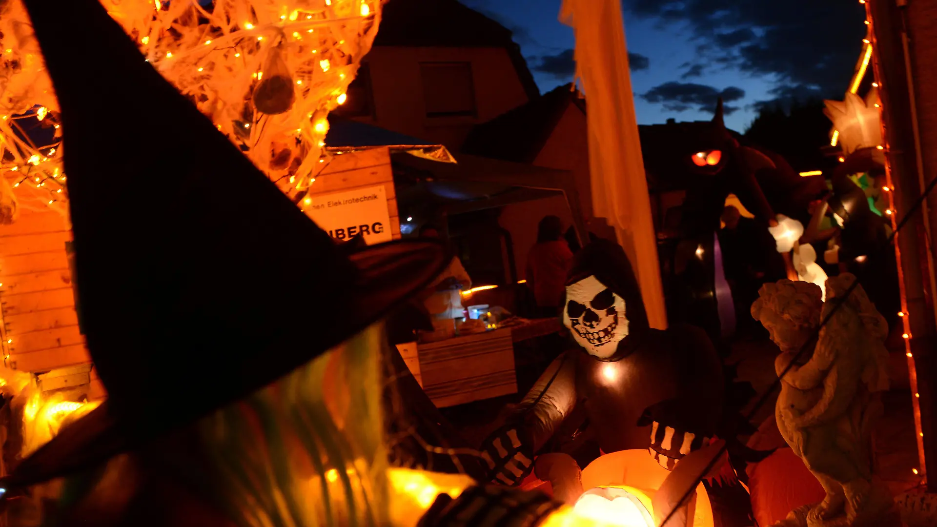 ARCHIV - Ein Mädchen, das als Hexe verkleidet ist, steht am 26.10.2013 in Hamm (Nordrhein-Westfalen) am sogenannten "Halloween Haus". Kleine Zauberer, Hexen oder Teufel sind an Fastnacht im Kindergarten der evangelischen Paul-Gerhardt-Gemeinde in Wiesbaden unerwünscht. Die EKHN rät derweil zur Gelassenheit. Foto: Caroline Seidel/dpa (Zu dpa-lhe "Keine Zauberer oder Hexen: Kirchengemeinde zensiert Kinderkostüme" vom 21.02.2014) +++(c) dpa - Bildfunk+++