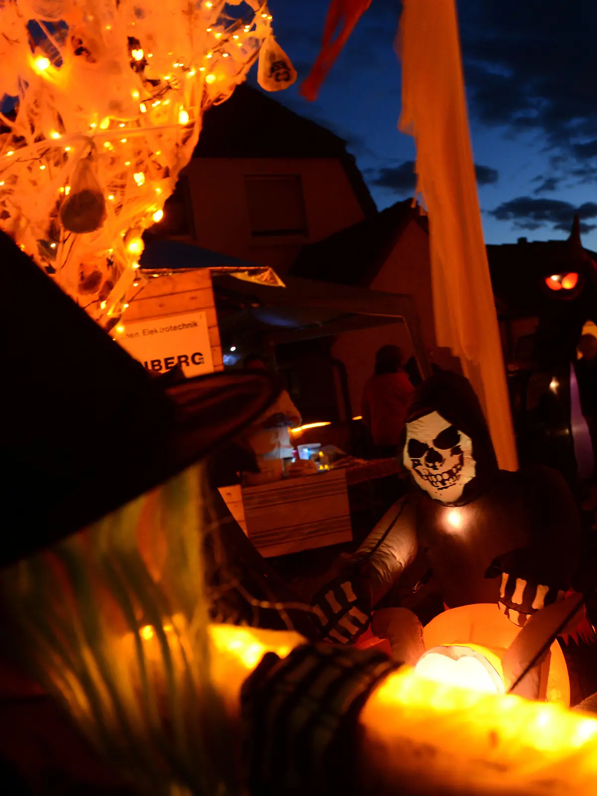 ARCHIV - Ein Mädchen, das als Hexe verkleidet ist, steht am 26.10.2013 in Hamm (Nordrhein-Westfalen) am sogenannten "Halloween Haus". Kleine Zauberer, Hexen oder Teufel sind an Fastnacht im Kindergarten der evangelischen Paul-Gerhardt-Gemeinde in Wiesbaden unerwünscht. Die EKHN rät derweil zur Gelassenheit. Foto: Caroline Seidel/dpa (Zu dpa-lhe "Keine Zauberer oder Hexen: Kirchengemeinde zensiert Kinderkostüme" vom 21.02.2014) +++(c) dpa - Bildfunk+++