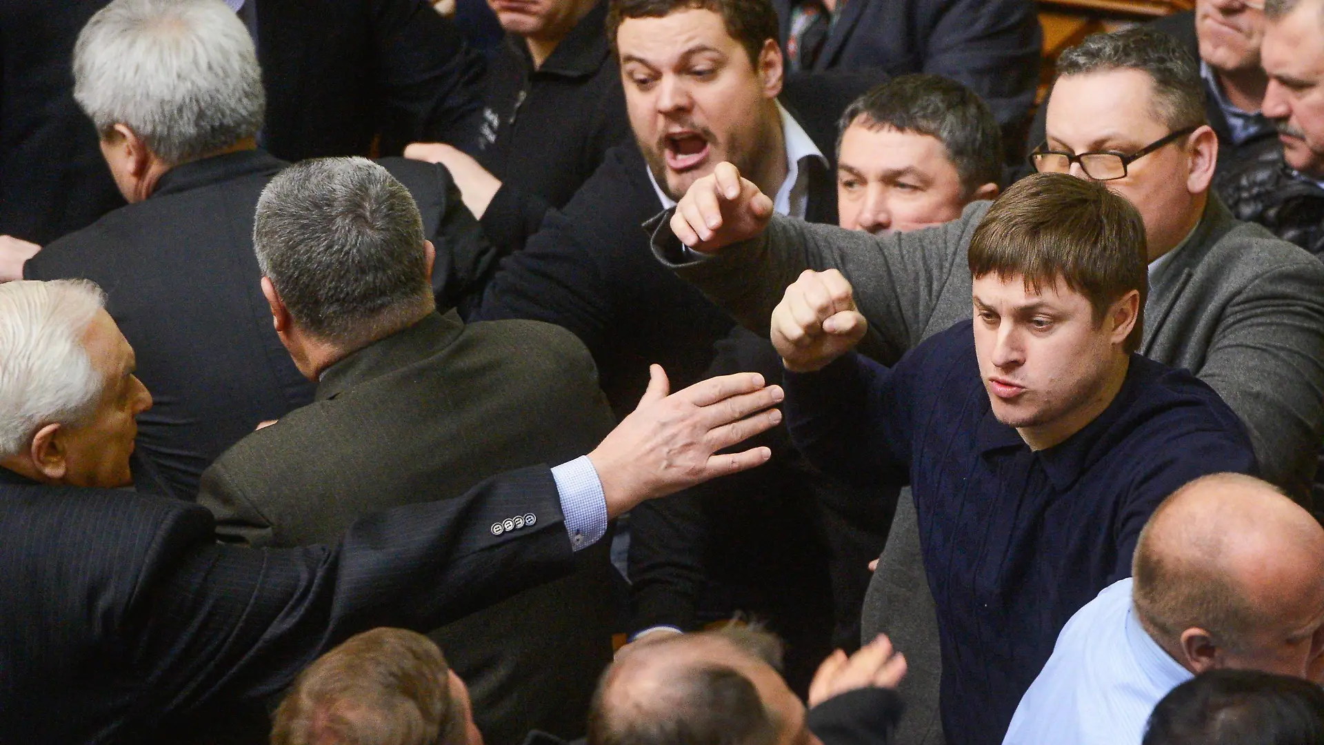 epa04093716 Ukrainian lawmakers argue during a session of Ukrainian Parliament in Kiev, Ukraine, 21 February 2014 as they object speaker declared a pause, delaying a debate on a possible resolution calling for President Viktor Yanukovich's powers to be reduced. Ukrainian lawmakers have passed a law that allows the freeing of former Prime Minister Yulia Tymoshenko. Ukrainian President Viktor Yanukovych and opposition leaders signed an agreement on a way out of the country's political crisis. The deal calls for the formation of a national unity government within ten days and for early presidential elections no later than December. Yanukovych's term ends in March 2015. Shortly after the signing, parliament voted in favour of restoring a 2004 constitution that limits the powers of the president and approved an amnesty. EPA/ANDREW KRAVCHENKO +++(c) dpa - Bildfunk+++