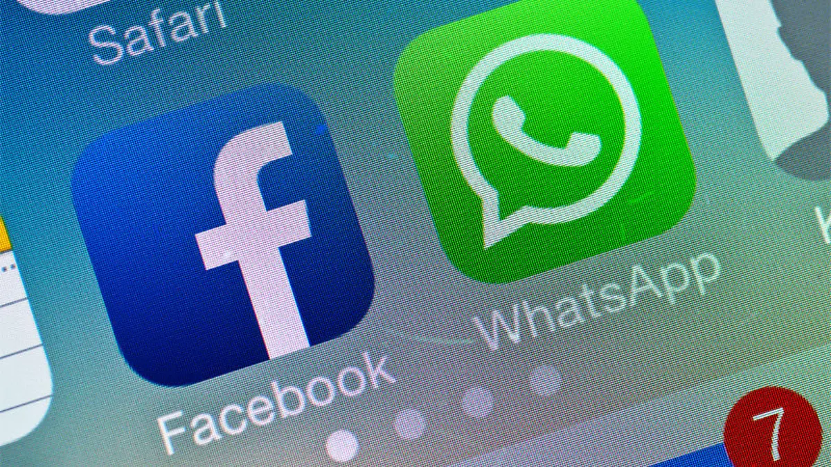 Bisher zwei Rivalen auf dem Smartphone - bald Teil eines Unternehmens: Facebook und WhatsApp.