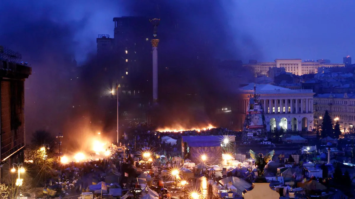 Smoke rises above burning barricades at Independence Square during anti-government protests in Kiev February 20, 2014. Ukrainian President Viktor Yanukovich said he had reached agreement with opposition leaders on a "truce" to halt fighting that has killed 26 people, even as the United States stepped up pressure by imposing travel bans on 20 senior Ukrainian officials. REUTERS/David Mdzinarishvili (UKRAINE - Tags: POLITICS CIVIL UNREST)