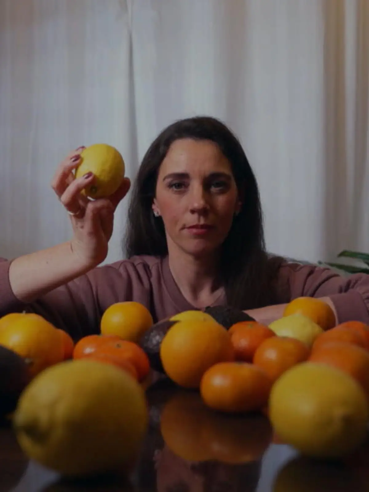 Ein dünner, glänzender Schutzfilm über Äpfeln, Orangen und Avocados: Bei dem sogenannten Coating werden Lebensmittel mit einer dünnen Wachsschicht aus Zucker versiegelt. Die soll das Obst und Gemüse länger haltbar und Plastikverpackungen verzichtbar machen. In den USA bereits gängige Praxis, doch hier in Deutschland hängt Coating seit 2020 in einer Textphase fest.