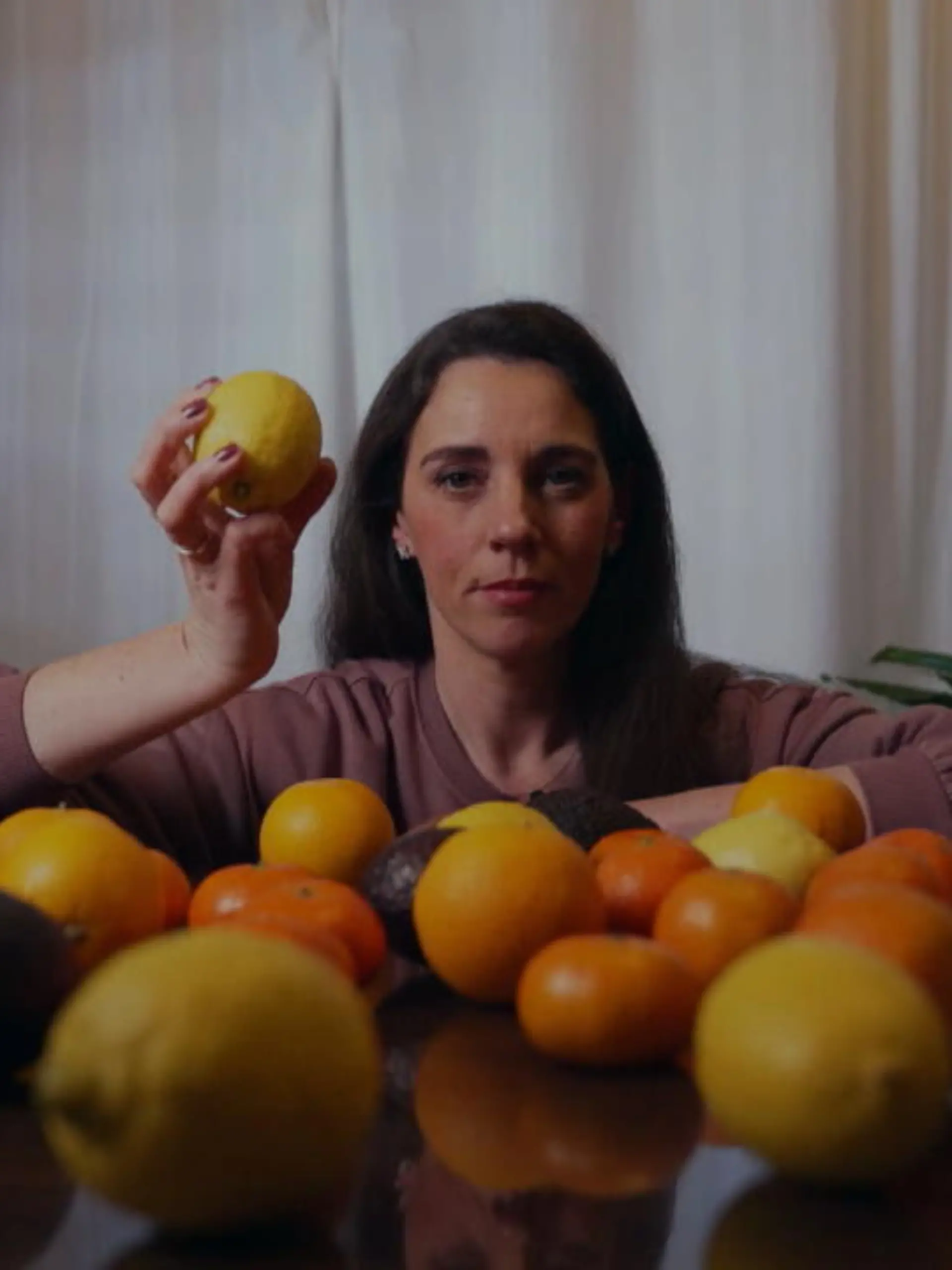 Ein dünner, glänzender Schutzfilm über Äpfeln, Orangen und Avocados: Bei dem sogenannten Coating werden Lebensmittel mit einer dünnen Wachsschicht aus Zucker versiegelt. Die soll das Obst und Gemüse länger haltbar und Plastikverpackungen verzichtbar machen. In den USA bereits gängige Praxis, doch hier in Deutschland hängt Coating seit 2020 in einer Textphase fest.
