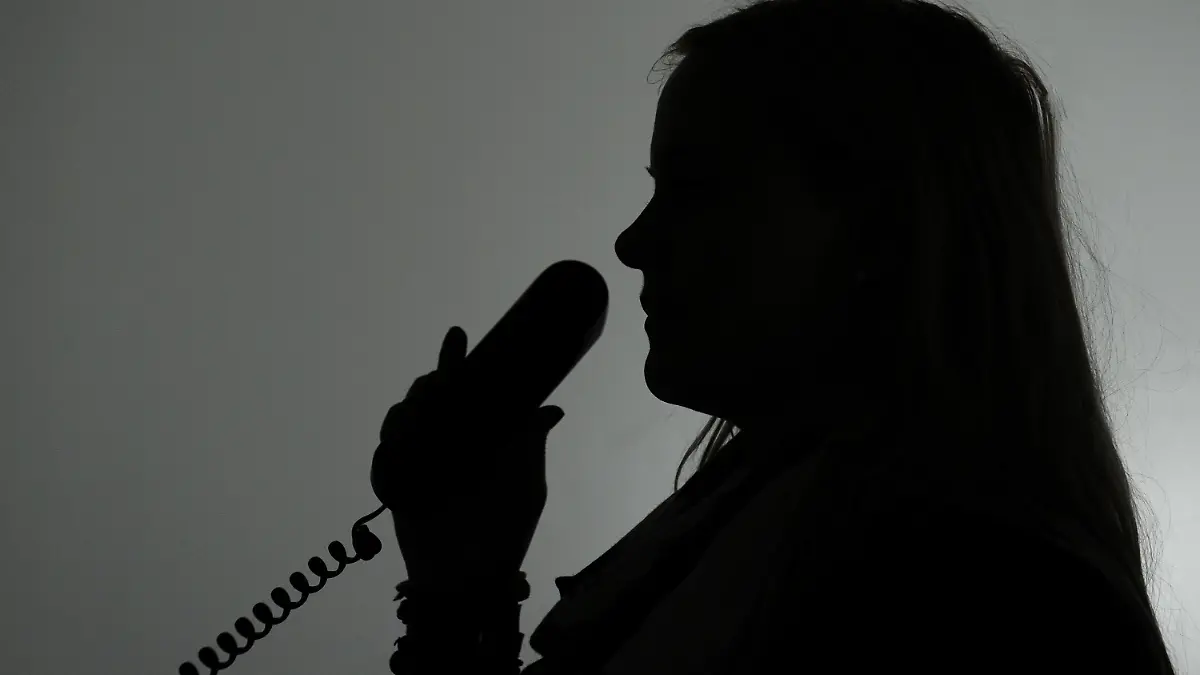 ARCHIV - ILLUSTRATION - Eine Frau hält am 06.01.2013 in Berlin einen Telefonhörer in der Hand (gestellte Aufnahme). Foto: Jan-Philipp Strobel/dpa (zu dpa "Netzagentur verhängt Bußgelder gegen Telekommunikationskonzerne" vom 19.02.2014) +++(c) dpa - Bildfunk+++