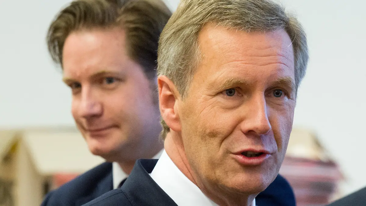 ARCHIV - Ex-Bundespräsident Christian Wulff (r) und der Mitangeklagte David Groenewold stehen am 14.11.2013 im Landgericht in Hannover (Niedersachsen). Foto: Julian Stratenschulte/dpa (zu lni "Plädoyer und Freispruch - Das letzte große Warten im Wulff-Prozess" vom 18.02.2014) +++(c) dpa - Bildfunk+++