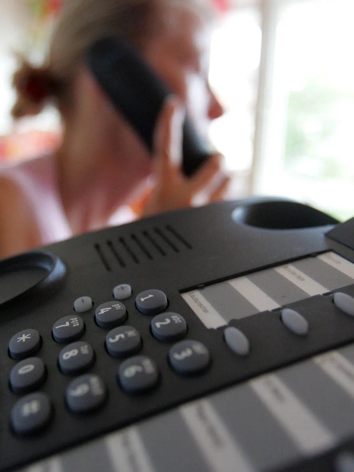 ARCHIV - Eine Frau telefoniert am 26.07.2005 in einer Wohnung in Karlsruhe (gestellte Aufnahme).  Auf der offiziellen Tagesordnung des Kabinetts stehen am Mittwoch (02.03.) die Pläne für kostenlose Telefon-Warteschleifen. Nach dem Willen der Regierung sollen Anrufer im kommenden Jahr für die Wartezeit bei Service-Hotlines nichts mehr zahlen. Foto: Uli Deck  dpa  +++(c) dpa - Bildfunk+++