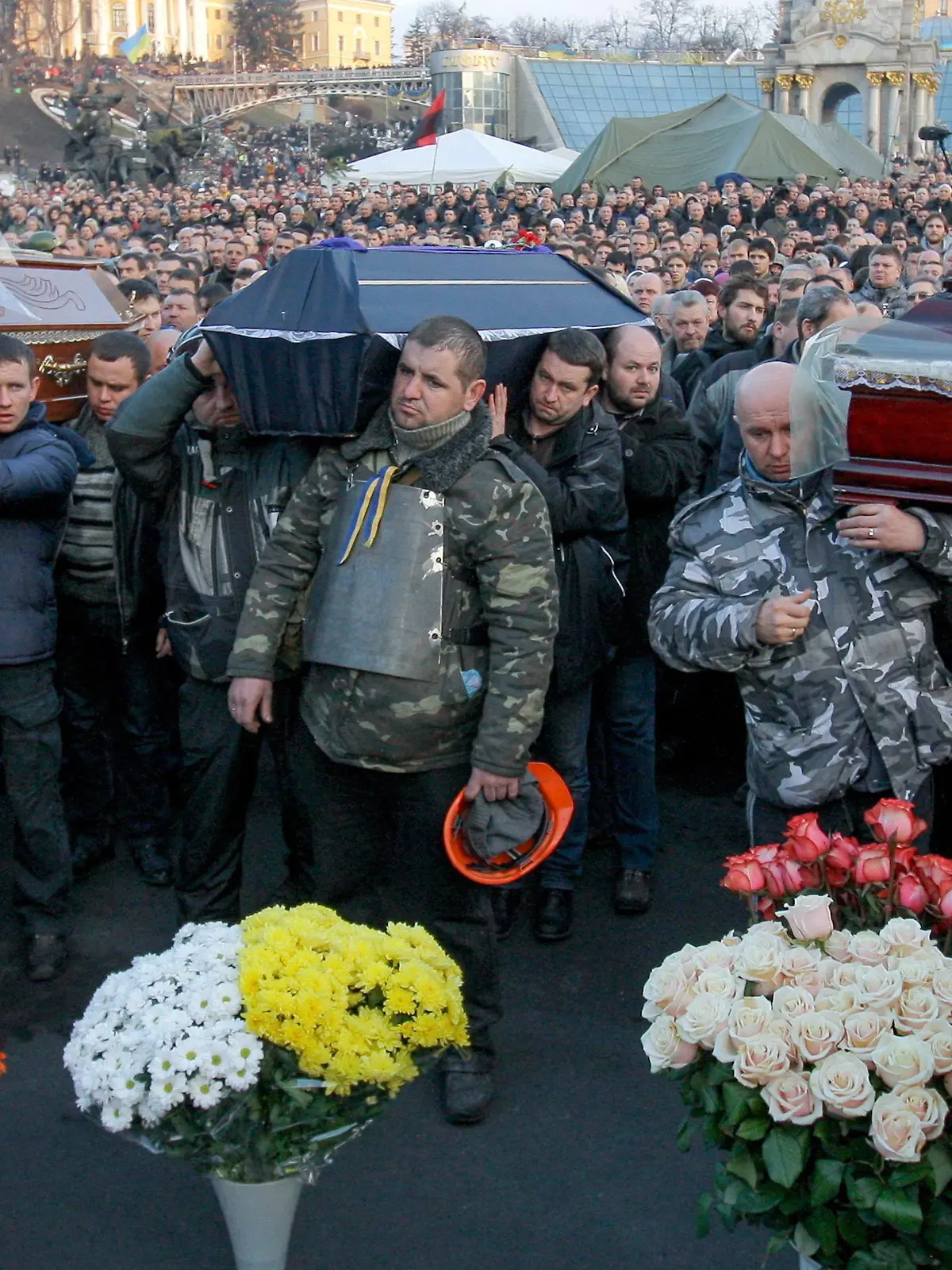 epa04093953 People attend the funeral procession for anti-government protesters who were killed during protests in downtown Kiev, Ukraine, 21 February 2014. Ukrainian President Viktor Yanukovych's powers dwindled 21 February after parliament implemented key opposition demands only hours after he signed a settlement to end the bloodshed in the country. In a surprise vote, lawmakers passed a bill allowing the freeing of former prime minister Yulia Tymoshenko, regarded as Yanukovych's biggest rival, by a huge margin of 310 out of more than 380 deputies present. EPA/OLEG PEREVERZEV EPA/OLEG SINYAVSKIY +++(c) dpa - Bildfunk+++