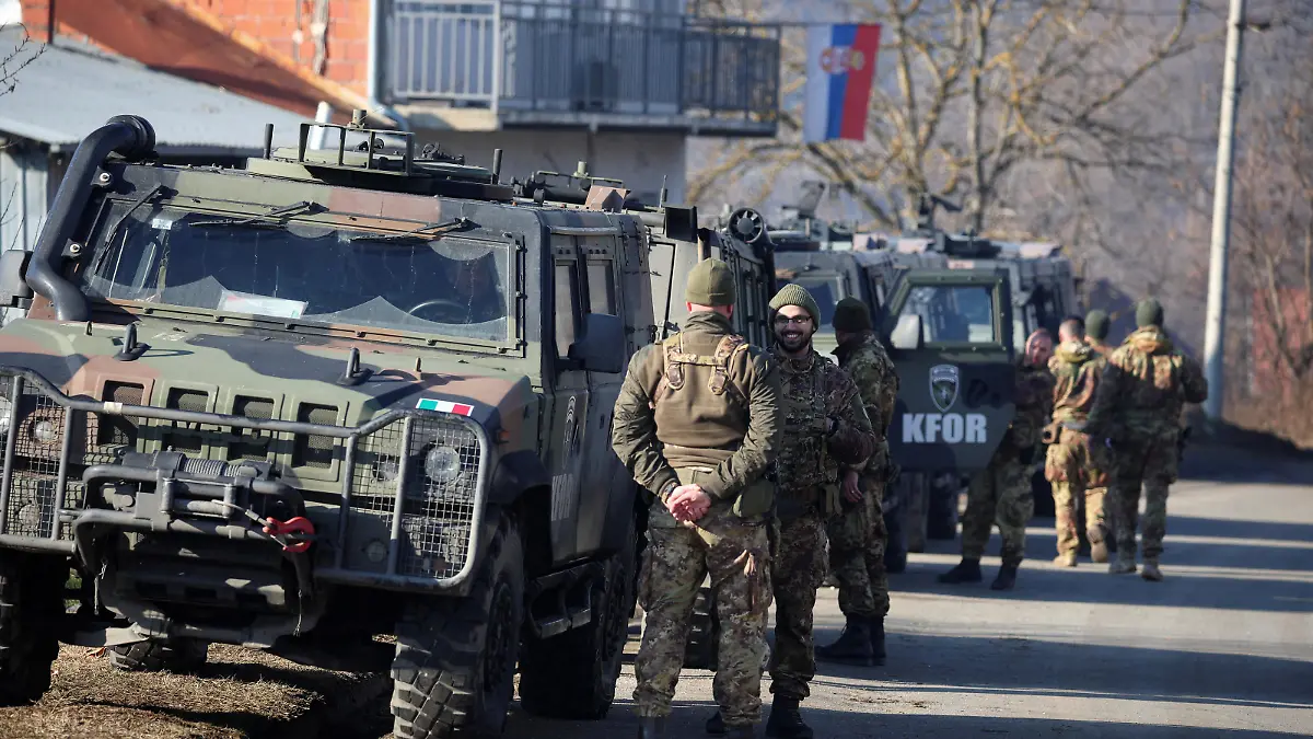 Members of the Italian Armed Forces, part of the NATO peacekeepers mission in Kosovo, stand guard, as local Serbs protest against the government near a roadblock in Rudare, near the northern part of the ethnically-divided town of Mitrovica, Kosovo, December 27, 2022. REUTERS/Florion Goga
