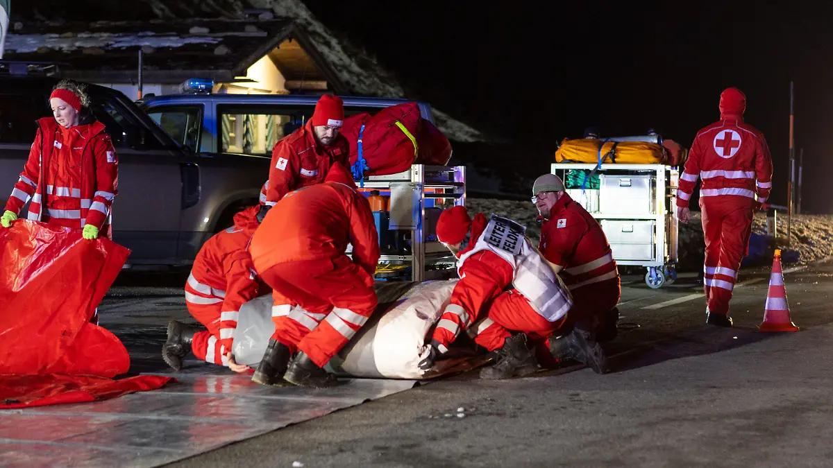 25.12.2022, Österreich, Zürs: Einsatzkräfte in Aktion. Eine Lawine hat am Arlberg in Österreich auf einer Piste einen oder mehrere Skifahrer erfasst. Nach der schnellen Bergung eines Wintersportlers wurde am Abend noch nach zwei weiteren möglichen Opfern gesucht. Foto: Expa/Peter Rinderer/APA/dpa +++ dpa-Bildfunk +++