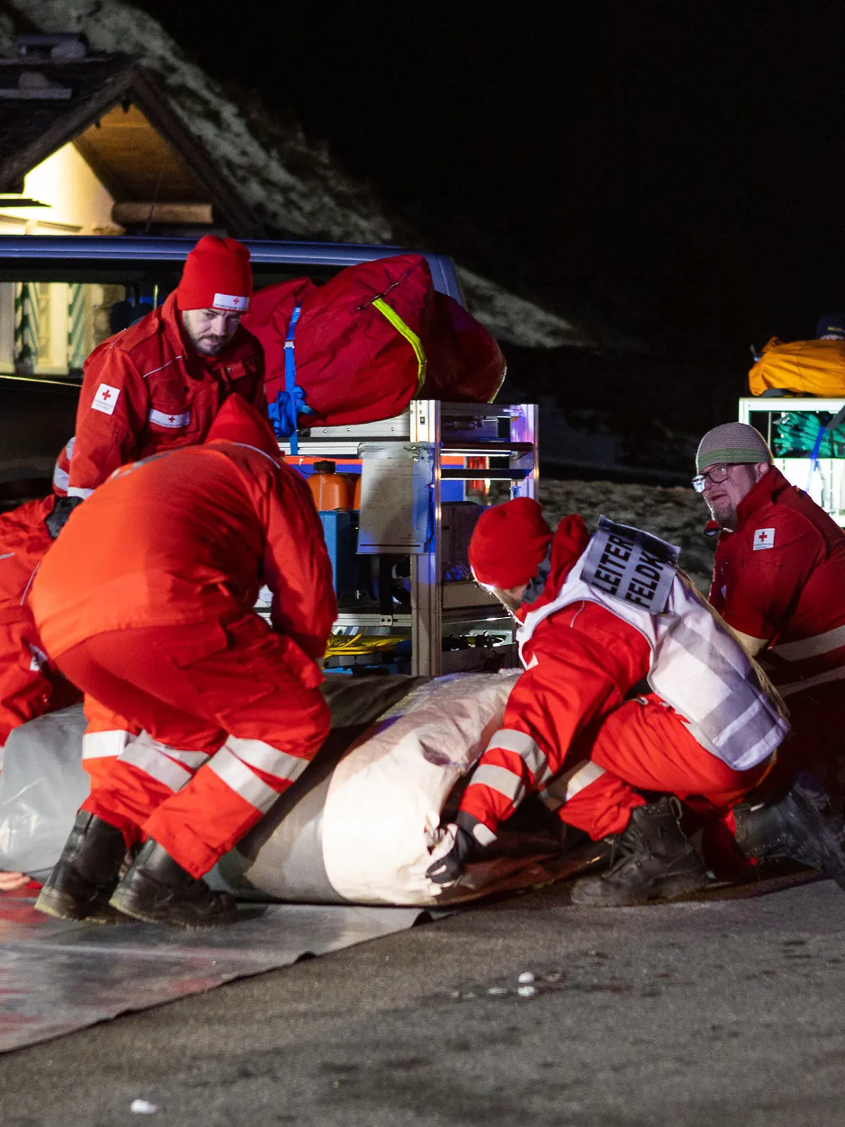 25.12.2022, Österreich, Zürs: Einsatzkräfte in Aktion. Eine Lawine hat am Arlberg in Österreich auf einer Piste einen oder mehrere Skifahrer erfasst. Nach der schnellen Bergung eines Wintersportlers wurde am Abend noch nach zwei weiteren möglichen Opfern gesucht. Foto: Expa/Peter Rinderer/APA/dpa +++ dpa-Bildfunk +++