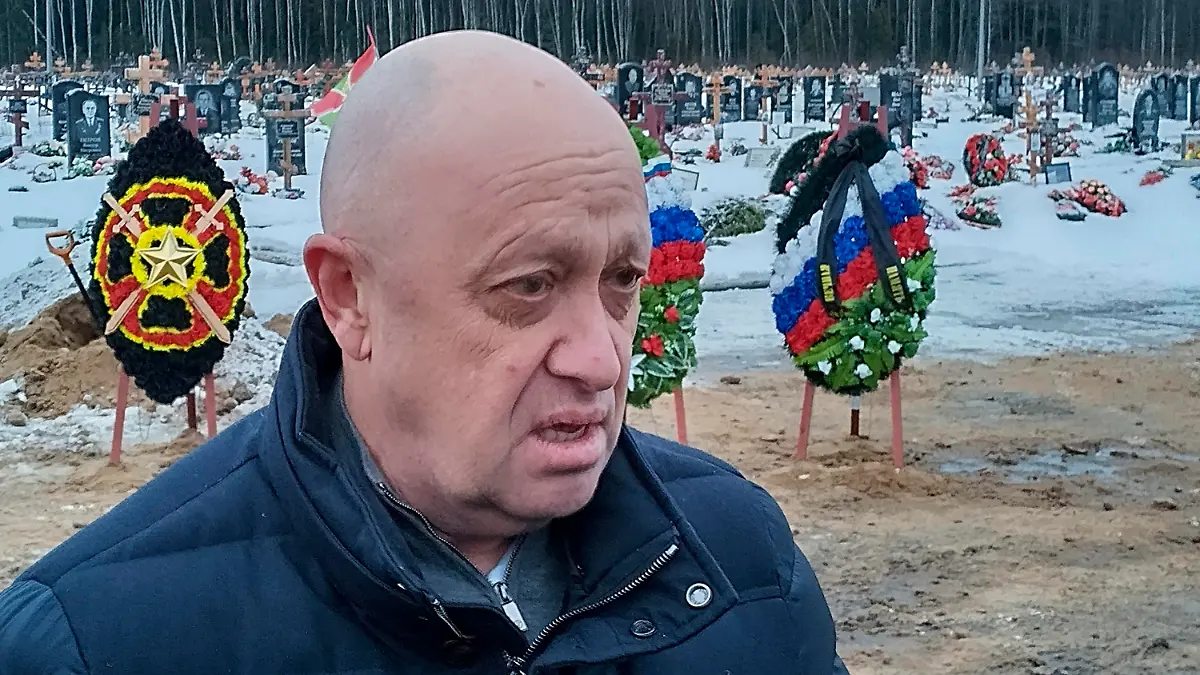 ARCHIV - 24.12.2022, Russland, St. Petersburg: Der Leiter der Wagner-Gruppe, Jewgeni Prigoschin, nimmt an der Beerdigung eines Kämpfers der Wagner-Gruppe, der während eines Spezialeinsatzes in der Ukraine ums Leben kam, auf einem Friedhof außerhalb von St. Petersburg teil. (Zu dpa ««Wagner»-Chef Prigoschin beklagt fehlende Kriegshilfe reicher Russen») Foto: Uncredited/AP/dpa +++ dpa-Bildfunk +++