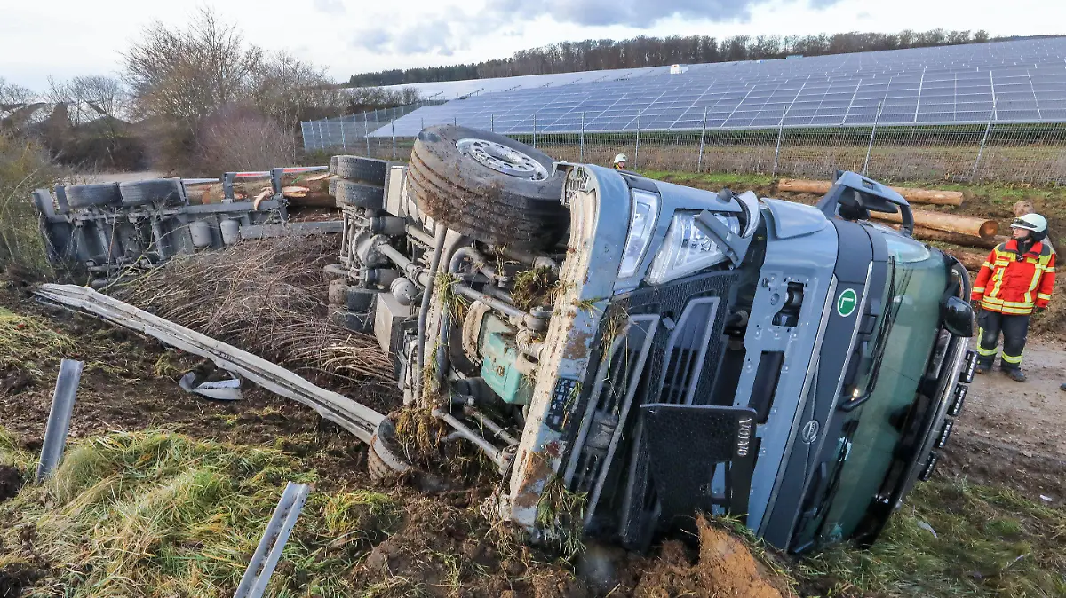 27.12.2022, Baden-Württemberg, Ehingen: Ein Lastwagen liegt nach einer Kollision mit einem PKW neben der Bundesstraße 311 zwischen Ehingen und Munderkingen im Graben an der beschädiggten Leitplanke. Bei der Kollision wurden zwei Menschen getötet, zwei weitere Personen wurden verletzt. Foto: Thomas Warnack/dpa +++ dpa-Bildfunk +++