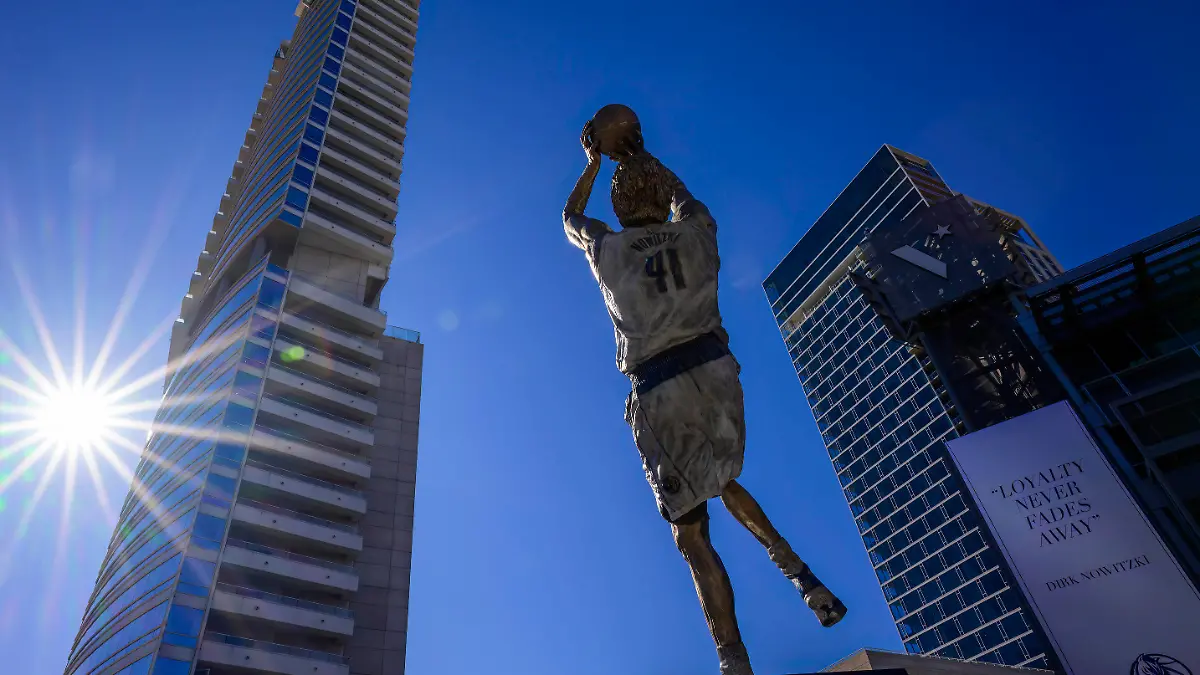  NBA, Basketball Herren, USA Los Angeles Lakers at Dallas Mavericks Dec 25, 2022 Dallas, Texas, USA A general view of the Dallas city skyline and the statue by sculptor Omri Amrany honoring former Dallas Mavericks power forward Dirk Nowitzki before the game between the Dallas Mavericks and the Los Angeles Lakers American Airlines Center . Dallas American Airlines Center Texas USA, EDITORIAL USE ONLY PUBLICATIONxINxGERxSUIxAUTxONLY Copyright: xJeromexMironx _Z9B3314 