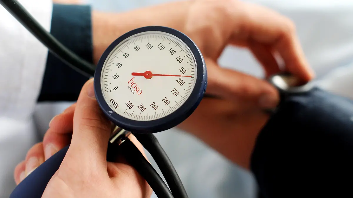 SPERRFRIST 03. April 15.00 Uhr - ARCHIV - Ein Medizinstudent misst am 29.06.2009 den Blutdruck einer Patientin. Mehr als neun Millionen Menschen sterben nach Erkenntnissen der Weltgesundheitsorganisation (WHO) jedes Jahr an den Folgen eines überhöhten Blutdrucks. Foto: Jochen Lübke/dpa (zu dpa ««Stiller Killer»: WHO warnt vor Gefahren des Bluthochdrucks» vom 03.04.2013) +++(c) dpa - Bildfunk+++
