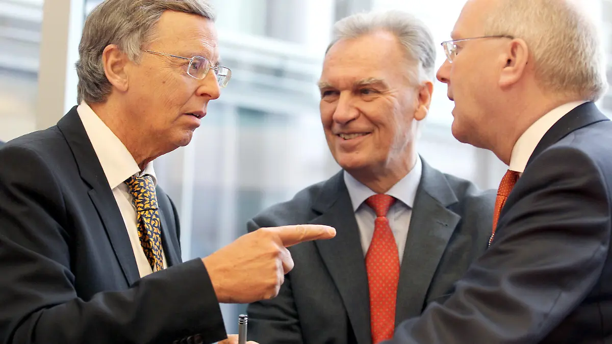 Der Vorsitzende des Innenausschusses, Wolfgang Bosbach (CDU, l-r) unterhält sich mit BKA-Präsident Jörg Ziercke und dem früheren Innenstaatssekretär Klaus-Dieter Fritsche am 19.02.2014 vor der Sitzung des Innenausschusses des Deutschen Bundestages in Berlin. Der Innenausschuss beschäftigt sich mit der Frage der Weitergabe von Informationen über den ehemaligen Bundestagsabgeordneten Edathy zu Ermittlungen im Bereich der Kinderpornografie. Foto: Wolfgang Kumm/dpa +++(c) dpa - Bildfunk+++