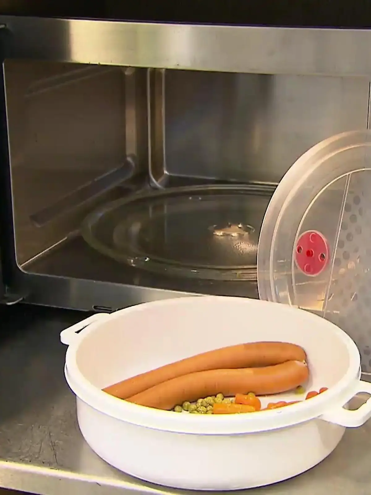 Eine Mikrowelle ist schon praktisch. Es dauert nur wenige Minuten und die Mahlzeit ist warm. Aber: dabei können auch ganz schnell riesige Mengen winziger Plastikpartikel freigesetzt werden, ins Essen und dann in unseren Körper gelangen – wenn man die falschen Behälter nutzt. Und was ist mit den Kunststoffschalen, von denen die Hersteller behaupten, sie seien mikrowellengeeignet?