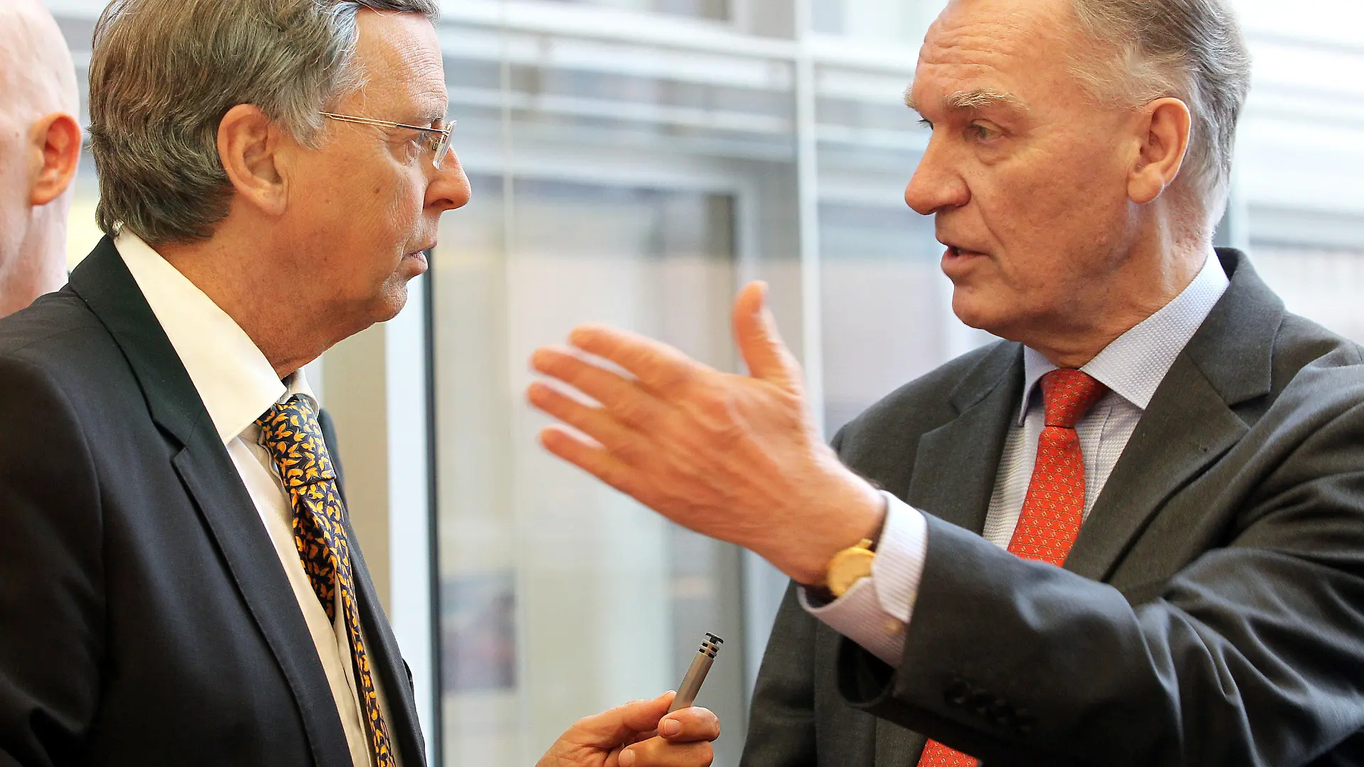 Der Vorsitzende des Innenausschusses, Wolfgang Bosbach (CDU, l) unterhält sich mit BKA-Präsident Jörg Ziercke am 19.02.2014 vor der Sitzung des Innenausschusses des Deutschen Bundestages in Berlin. Der Innenausschuss beschäftigt sich mit der Frage der Weitergabe von Informationen über den ehemaligen Bundestagsabgeordneten Edathy zu Ermittlungen im Bereich der Kinderpornografie. Foto: Wolfgang Kumm/dpa +++(c) dpa - Bildfunk+++