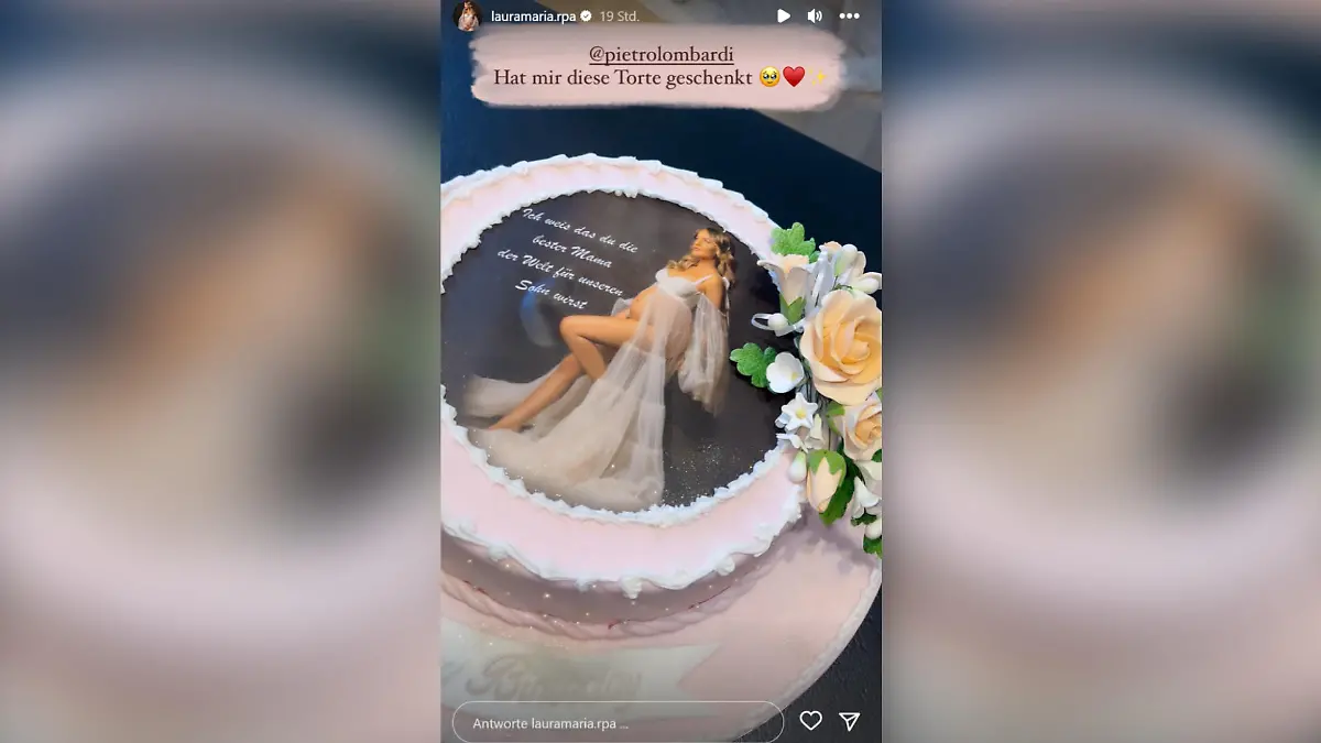 Was für eine schöne Torte! Laura Maria Rypa freut sich riesig über die süße Überraschung ihres Verlobten Pietro Lombardi – da scheinen sie auch die Rechtschreibfehler nicht zu stören.