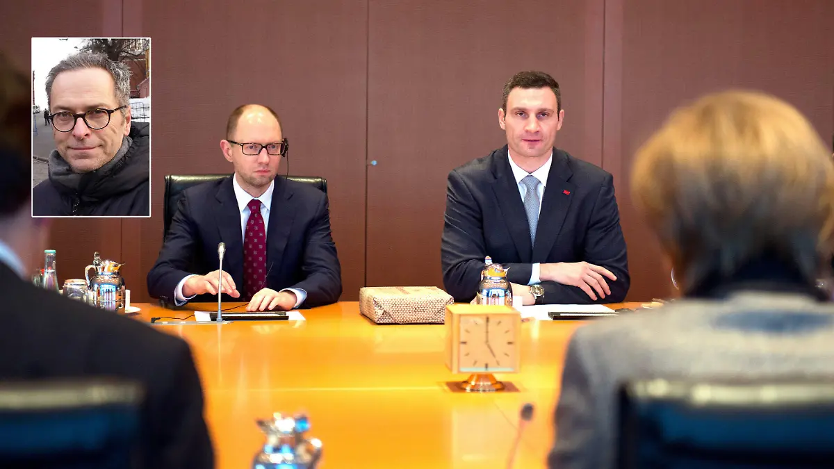 German Chancellor Angela Merkel (R) speaks with Ukraine opposition leaders Vitali Klitschko (2nd R) and Arseniy Yatsenyuk (2nd L) on February 17, 2014 at the chancellery in Berlin about the country's crisis. The ex-Soviet nation has been in chaos since November when President Viktor Yanukovych ditched a planned EU trade and political pact in favour of closer ties with Moscow. AFP PHOTO/POOL/JOHANNES EISELE +++(c) dpa - Bildfunk+++