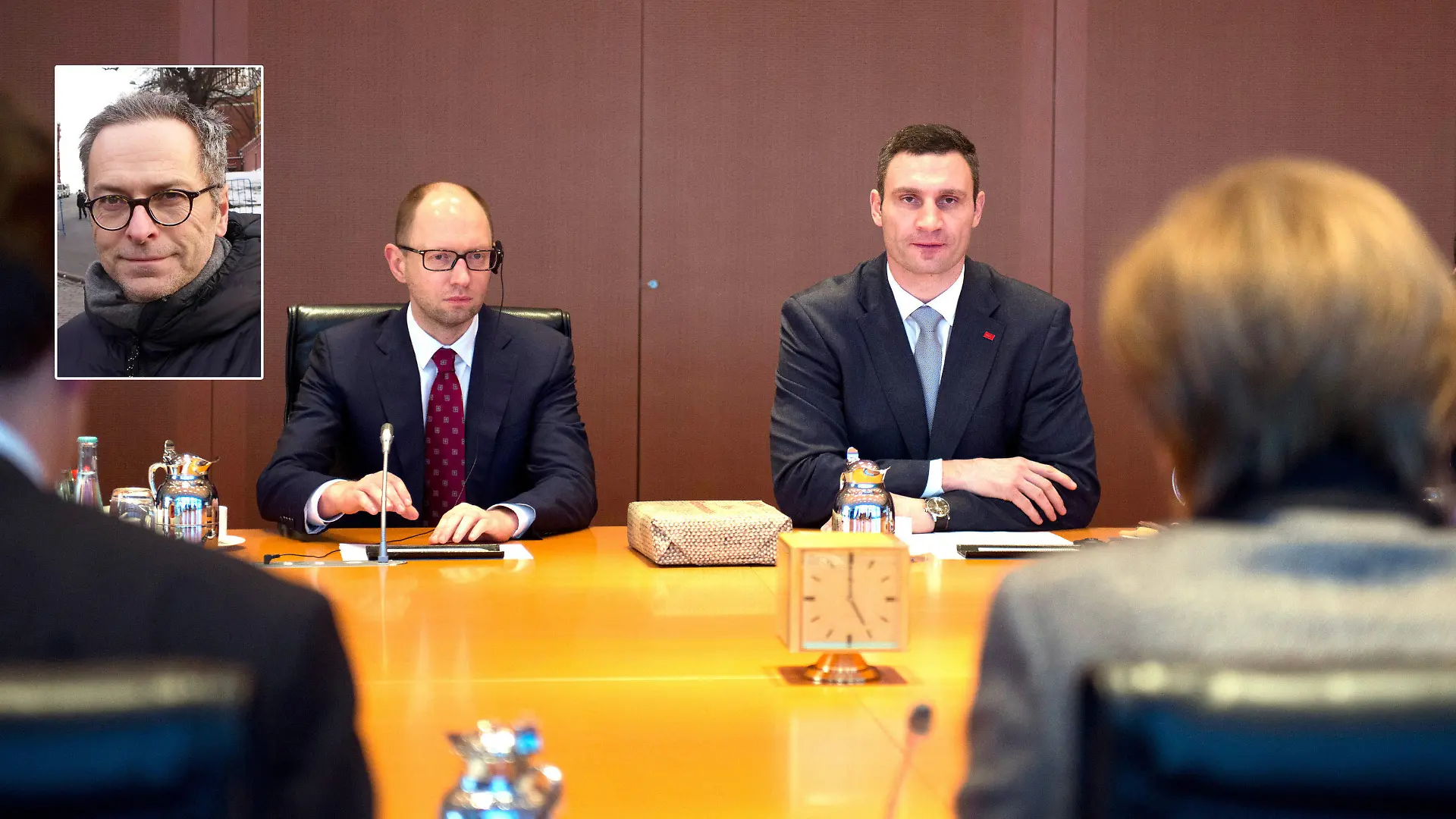 German Chancellor Angela Merkel (R) speaks with Ukraine opposition leaders Vitali Klitschko (2nd R) and Arseniy Yatsenyuk (2nd L) on February 17, 2014 at the chancellery in Berlin about the country's crisis. The ex-Soviet nation has been in chaos since November when President Viktor Yanukovych ditched a planned EU trade and political pact in favour of closer ties with Moscow. AFP PHOTO/POOL/JOHANNES EISELE +++(c) dpa - Bildfunk+++