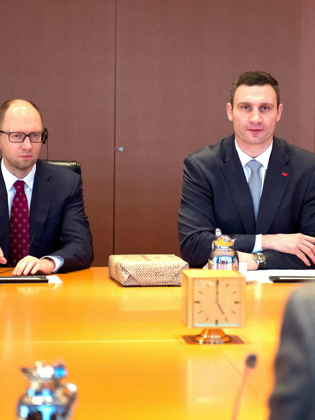 German Chancellor Angela Merkel (R) speaks with Ukraine opposition leaders Vitali Klitschko (2nd R) and Arseniy Yatsenyuk (2nd L) on February 17, 2014 at the chancellery in Berlin about the country's crisis. The ex-Soviet nation has been in chaos since November when President Viktor Yanukovych ditched a planned EU trade and political pact in favour of closer ties with Moscow. AFP PHOTO/POOL/JOHANNES EISELE +++(c) dpa - Bildfunk+++
