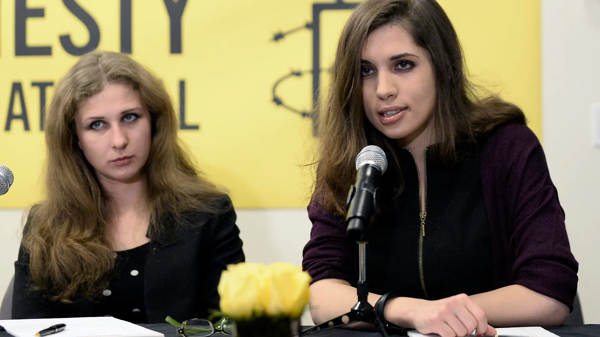 epa04085141 (FILE) A file photo dated 04 February 2014 showing Maria Alyokhina (L) and Nadezhda Tolokonnikova (R) members of the Russian feminist 'Pussy Riot' punk group members, at a press conference at Amnesty International offices in New York, New York, USA, 04 February 2014. Reports on 18 February 2014 state Pussy Riot members Nadya Tolokonnikova and Maria Alyokhina saying that they have been arrested by police in Sochi, Russia. EPA/ANDREW GOMBERT +++(c) dpa - Bildfunk+++