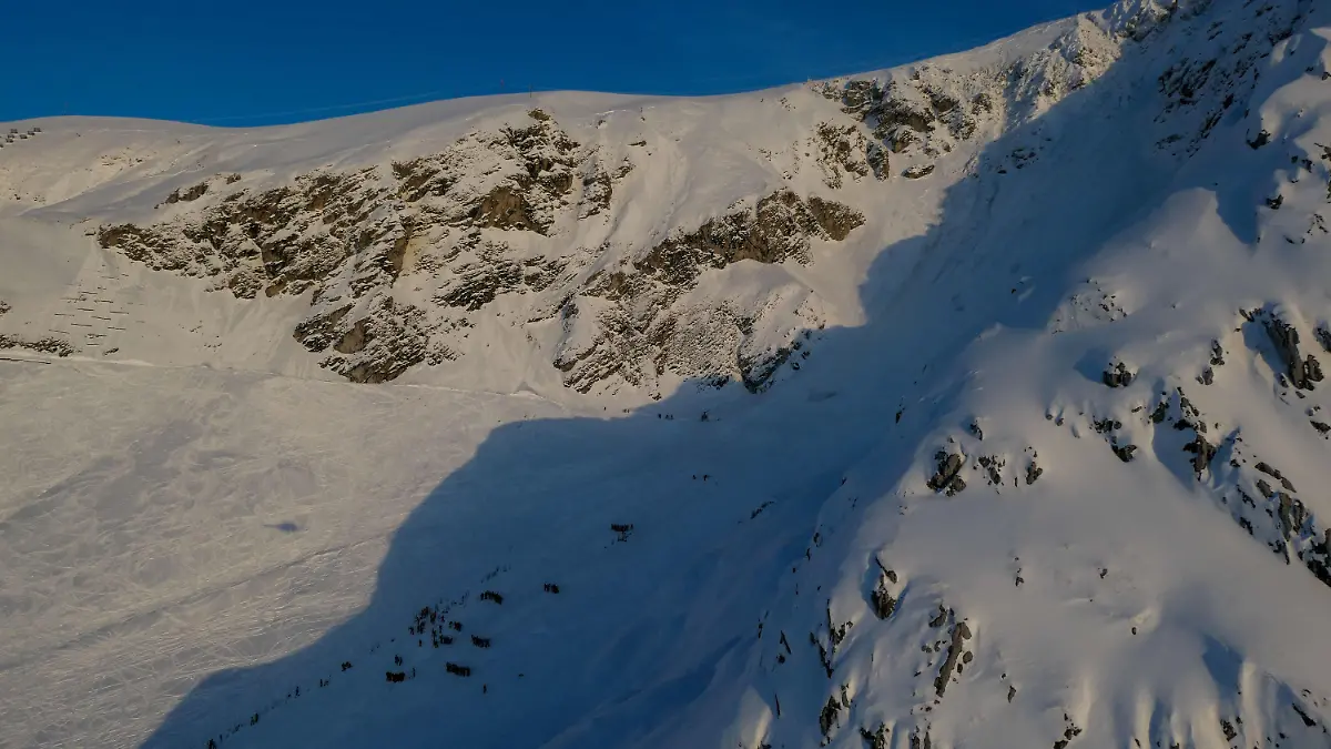 25.12.2022, Österreich, Lech: Suchaktion am Unglücksort im Skigebiet von Lech/Zürs. Eine Lawine hat am Arlberg auf einer Piste einen oder mehrere Skifahrer erfasst. Nach der schnellen Bergung eines Wintersportlers wurde am Abend noch nach zwei weiteren möglichen Opfern gesucht. Foto: Zeitungsfoto.At/Daniel Liebl/APA/dpa +++ dpa-Bildfunk +++