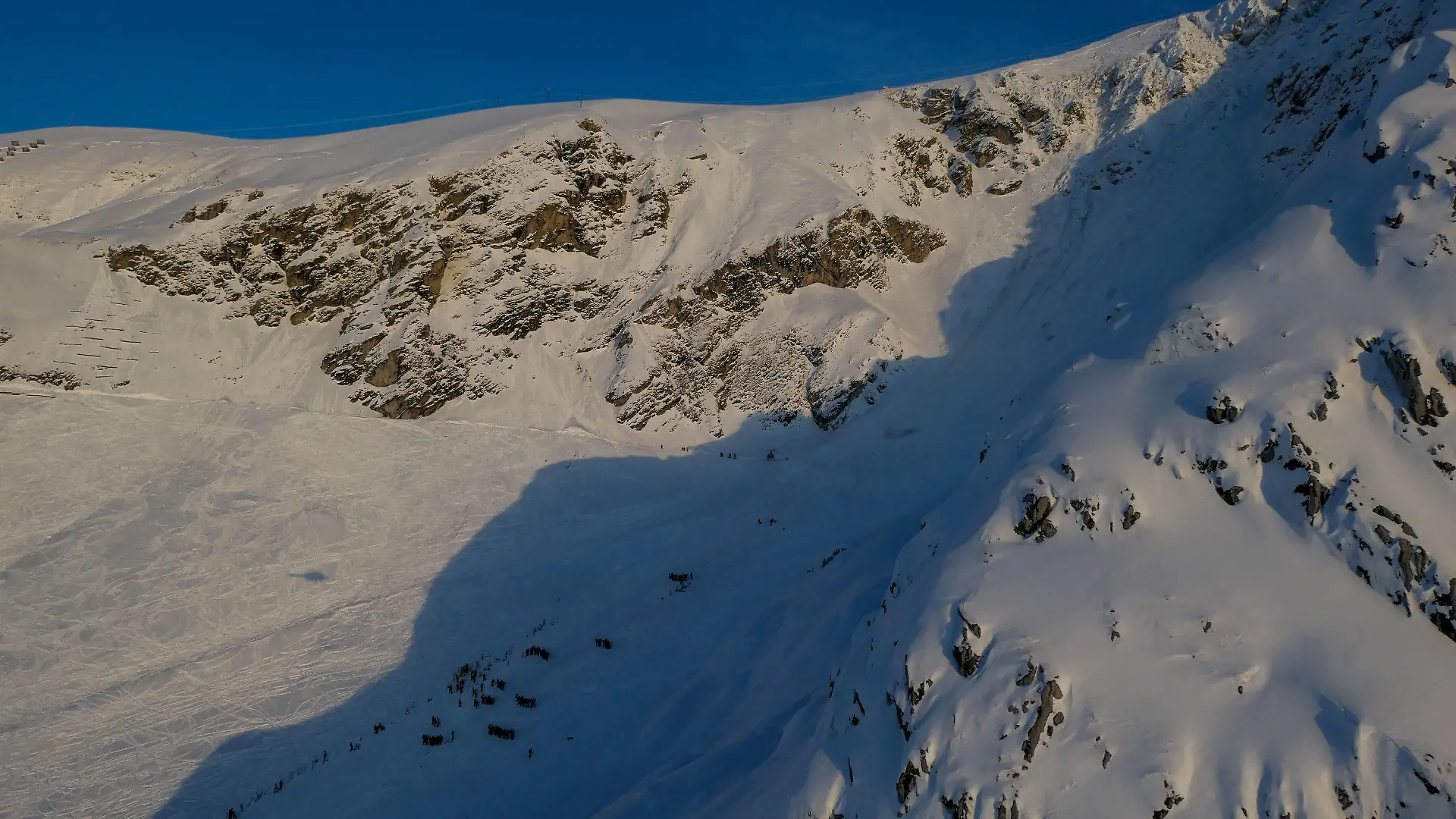 25.12.2022, Österreich, Lech: Suchaktion am Unglücksort im Skigebiet von Lech/Zürs. Eine Lawine hat am Arlberg auf einer Piste einen oder mehrere Skifahrer erfasst. Nach der schnellen Bergung eines Wintersportlers wurde am Abend noch nach zwei weiteren möglichen Opfern gesucht. Foto: Zeitungsfoto.At/Daniel Liebl/APA/dpa +++ dpa-Bildfunk +++