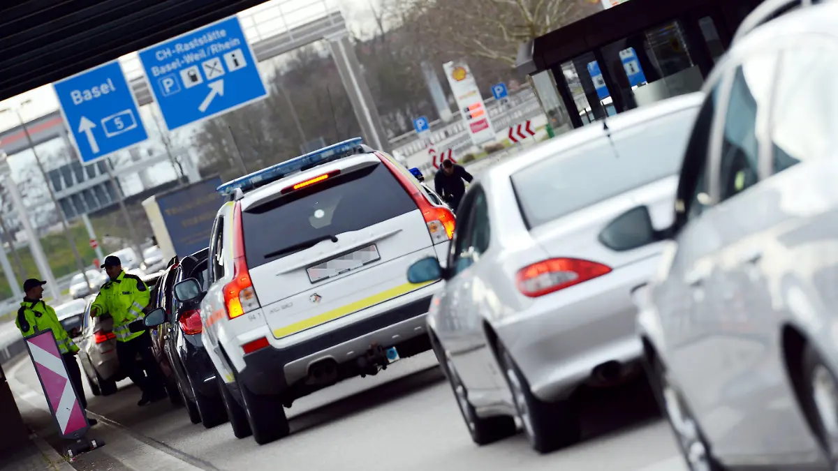 Fahrzeuge stehen am 10.02.2014 auf der Autobahn A5 an der Zollanlage bei Weil am Rhein (Baden-Württemberg). Die per Volksabstimmung beschlossene Begrenzung der Zuwanderung weckt in der Schweiz viele Sorgen. Foto: Patrick Seeger/dpa (zu lsw-KORR: "Schweizer Volksabstimmung: «Wir sind nicht ausländerfeindlich»" vom 10.02.2014). +++(c) dpa - Bildfunk+++